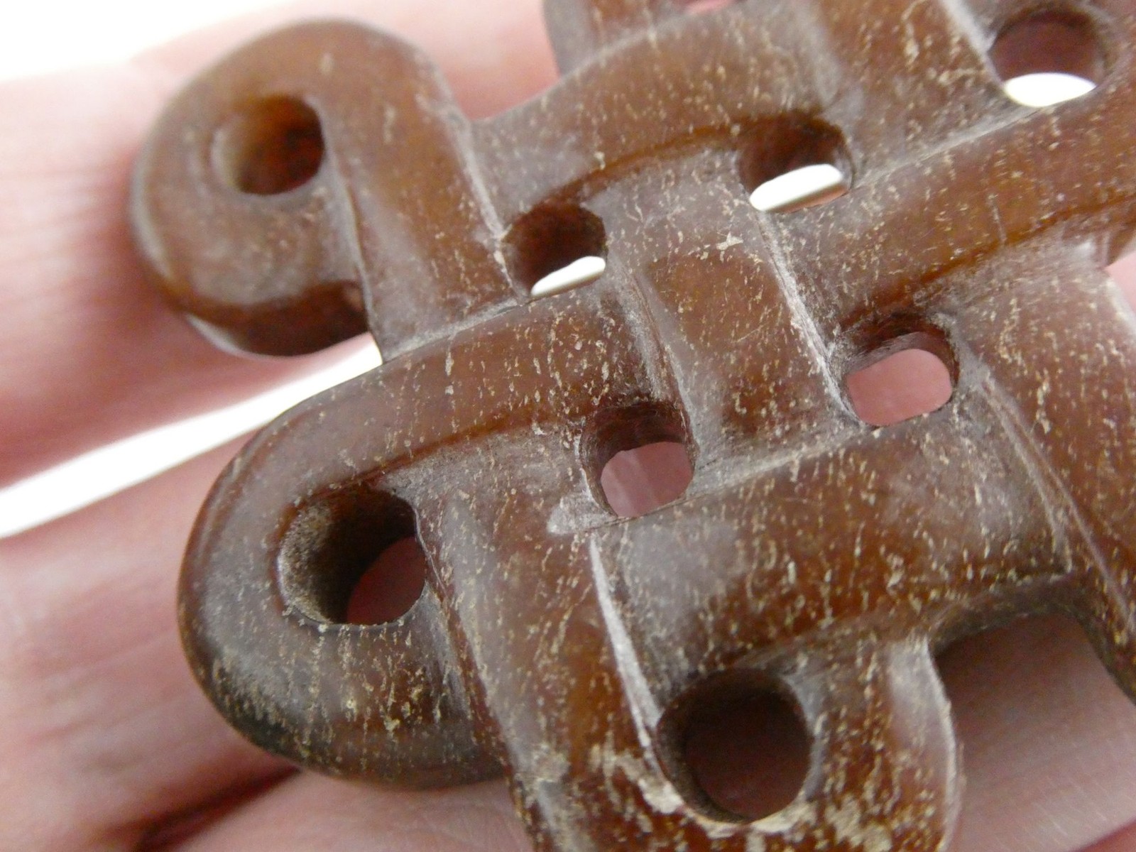 Vintage Carved Brown Hsiu Jade Serpentine Knot Pin Brooch 23.7g 2 3/8 Inches