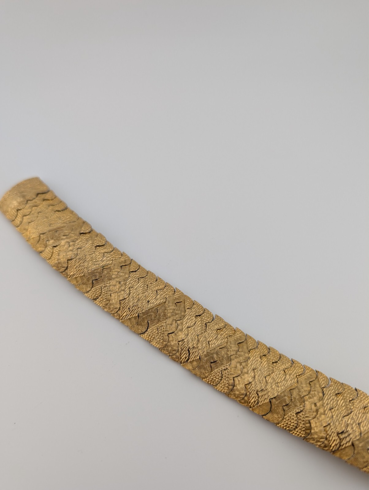 Vintage Gold Tone Articulating Dragon Scale Textured Plate Wire Stretch Bracelet