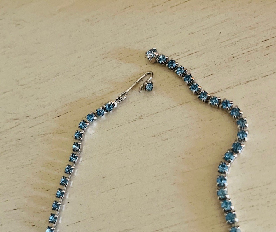 Vintage Weiss Unsigned Light Ice Blue Crystal Silver Chandelier Collar Necklace
