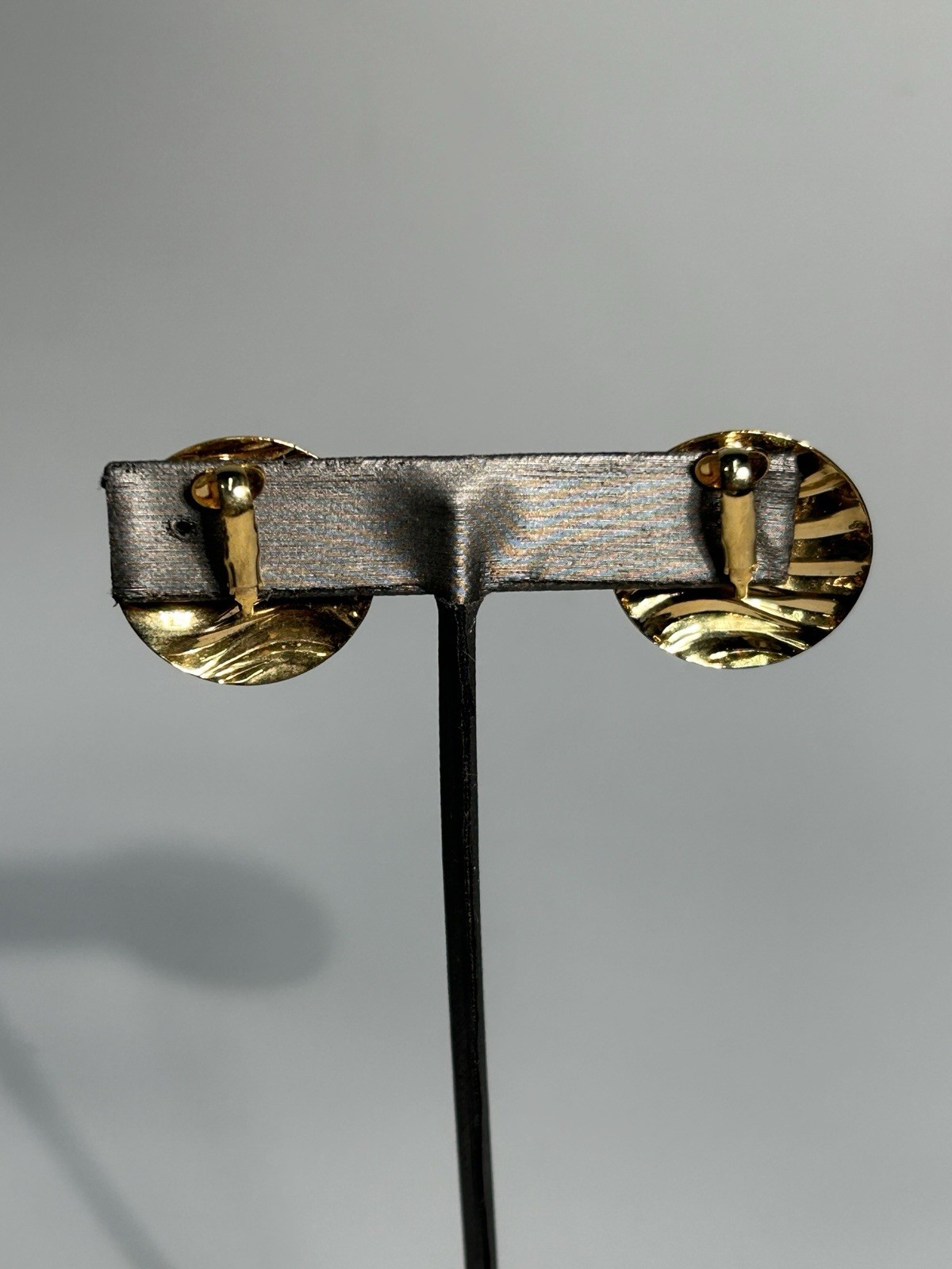 Vintage 1980s Modernist Gold Tone Ripple Wave Disc Clip On Earrings