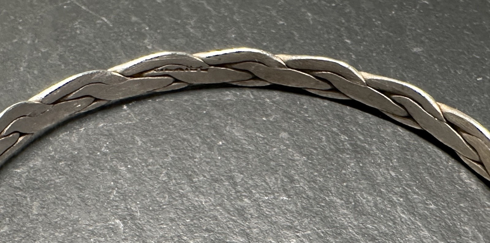 VINTAGE SILVER TONE TWIST BANGLE BRACELET H372