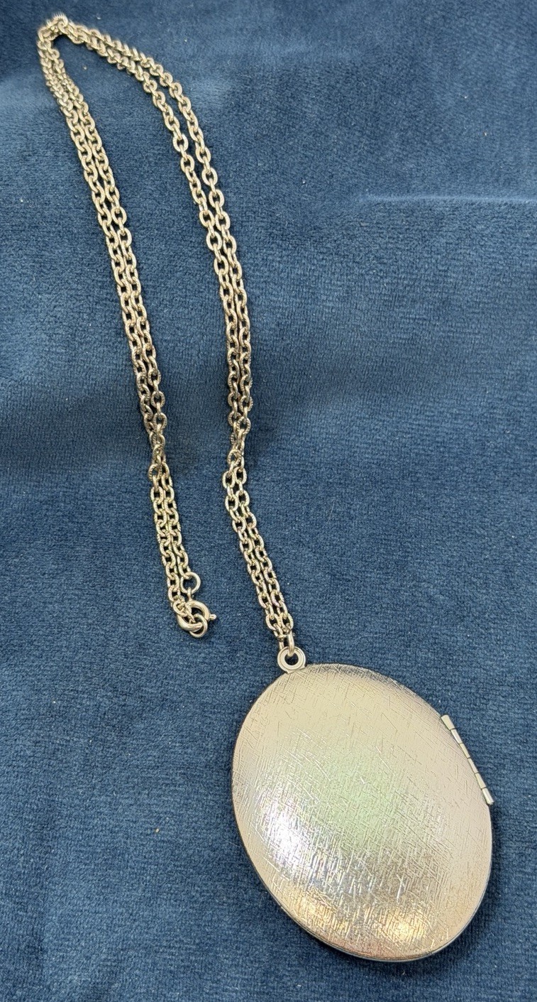 Vintage Large Oval Pastoral Scene Locket Pendant Necklace 30” Chain Silver Tone