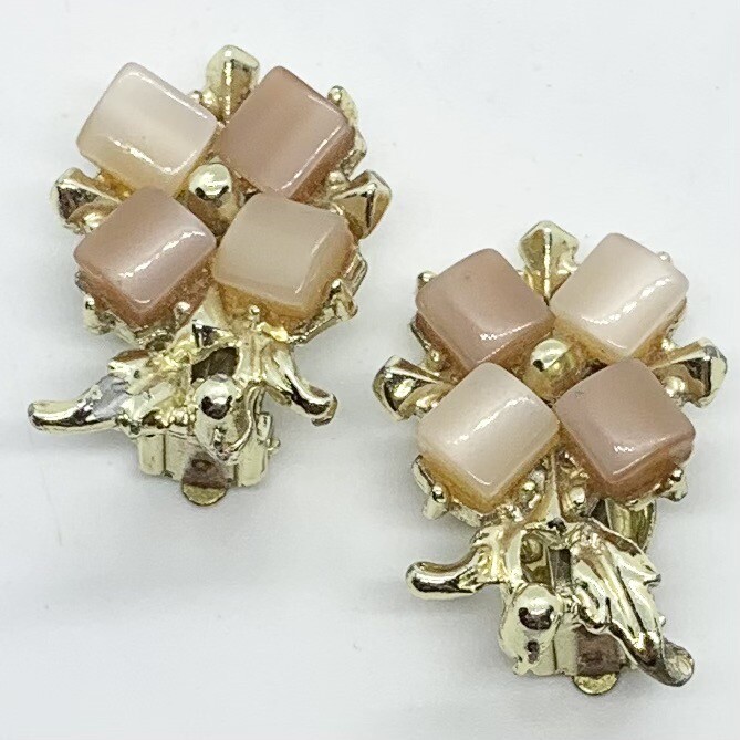 VTG 50s THERMOSET PLASTIC FLOWER PEACH BROWN GOLD EARRINGS CLIP-ON 1”