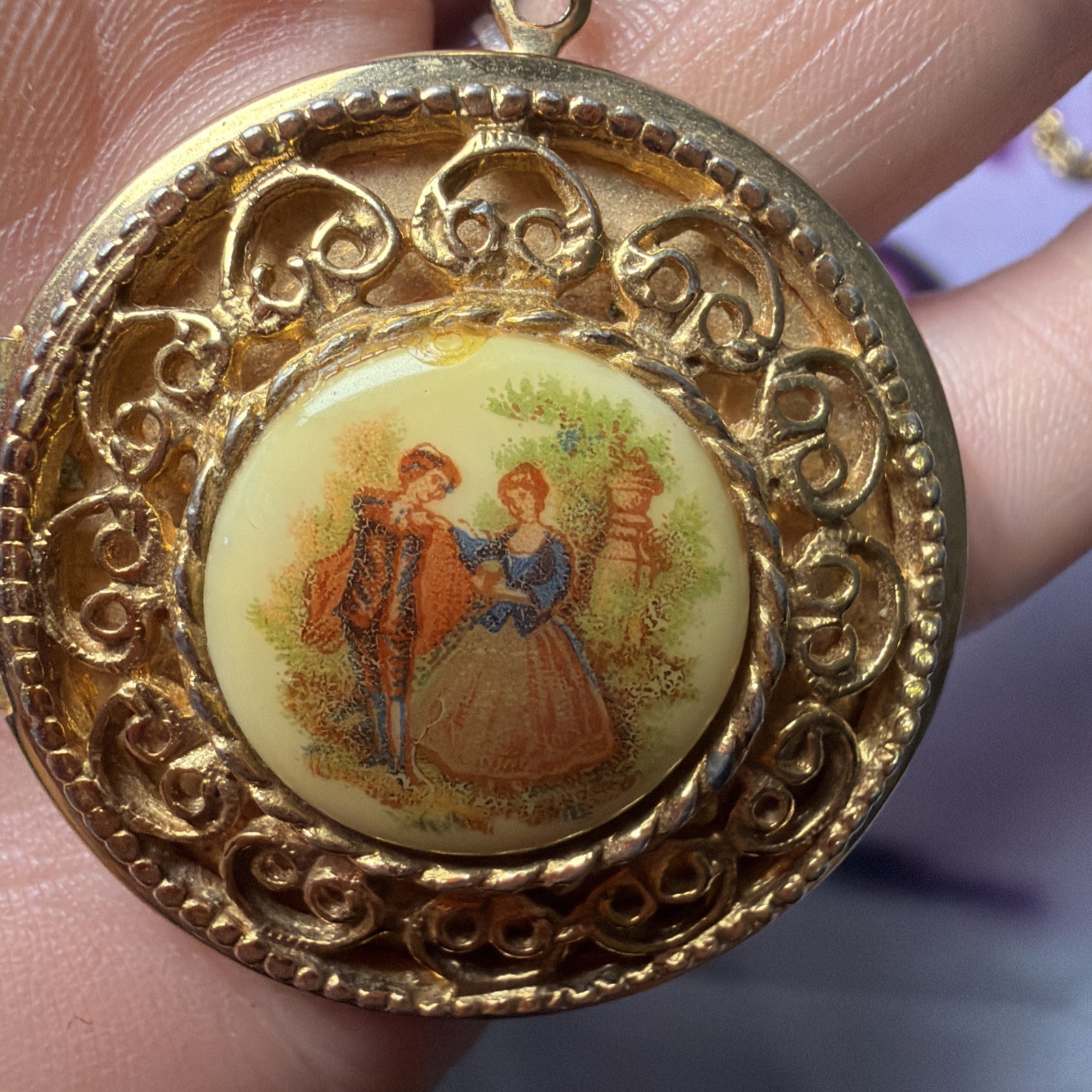 Vintage Fragonard Courting Couple Locket Necklace Gold Tone Filigree 24″
