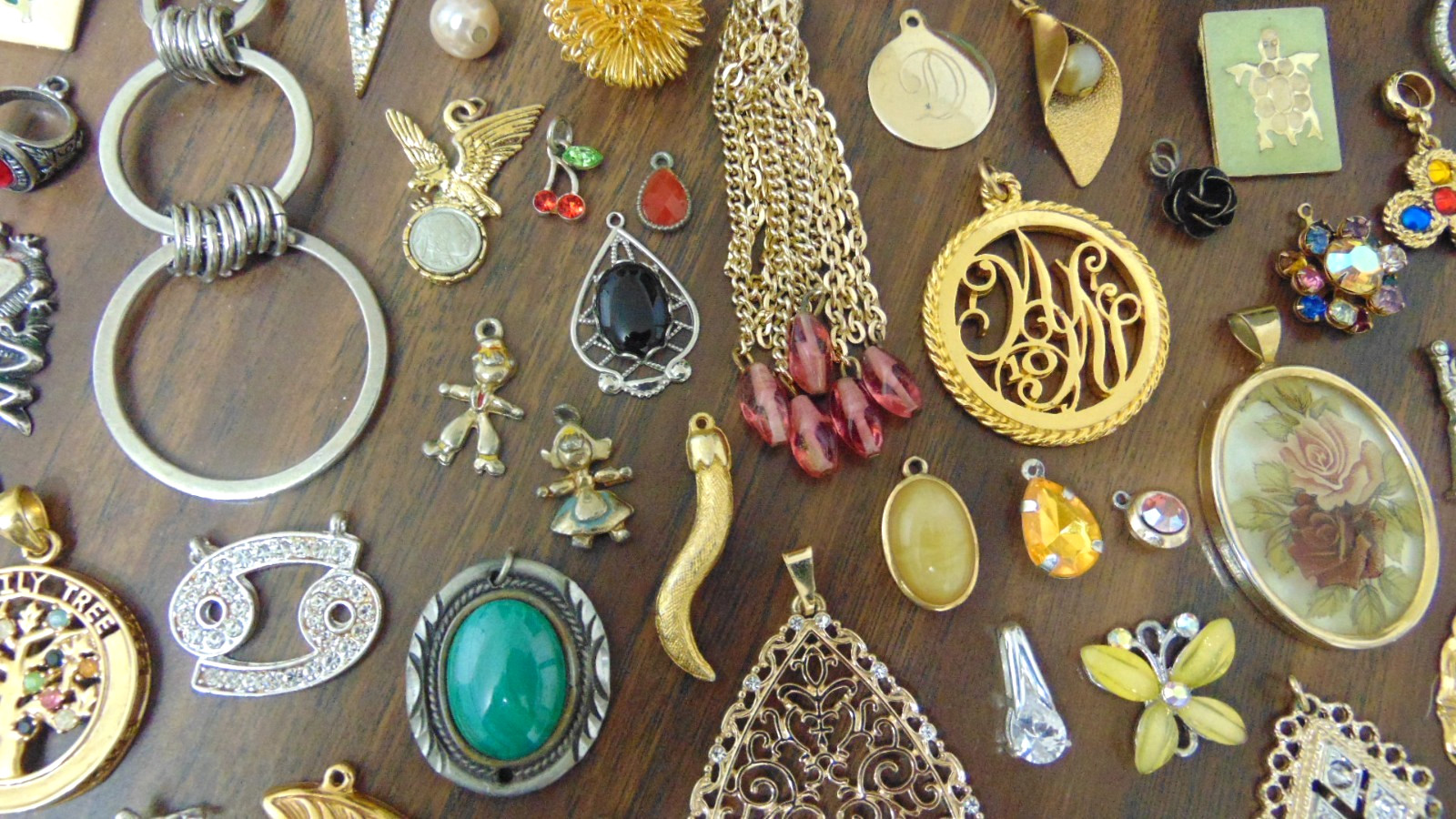 Huge Vtg lot of 141 Estate Pendants & Charms Mixed Materials And Styles