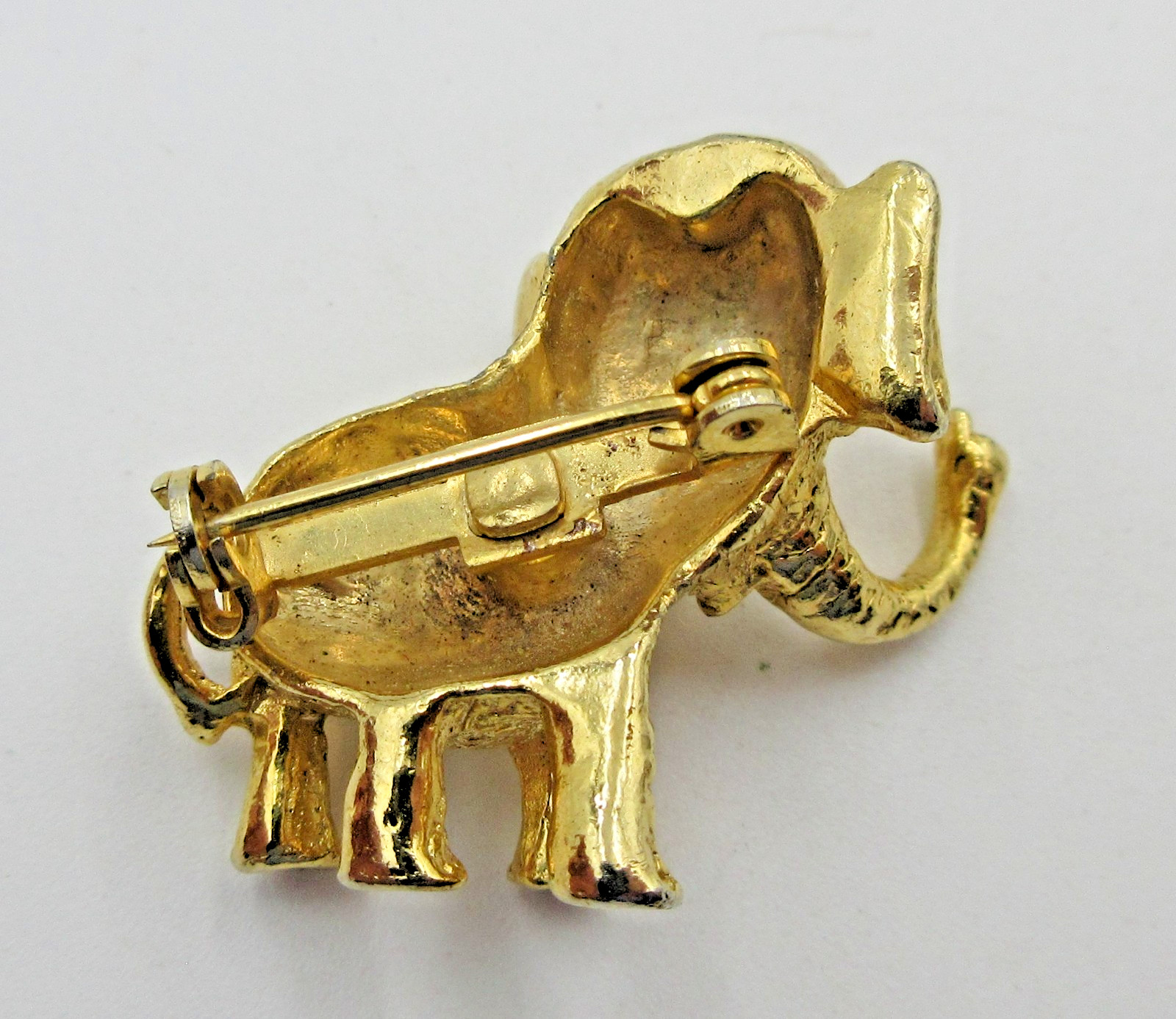 VTG nice condition Elephant Brooch Pin textured gold tone jungle safari animal