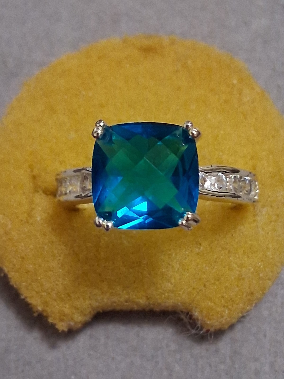Blue cushion-cut glass stone ring w/clear stone accents, silverplate, SZ_7
