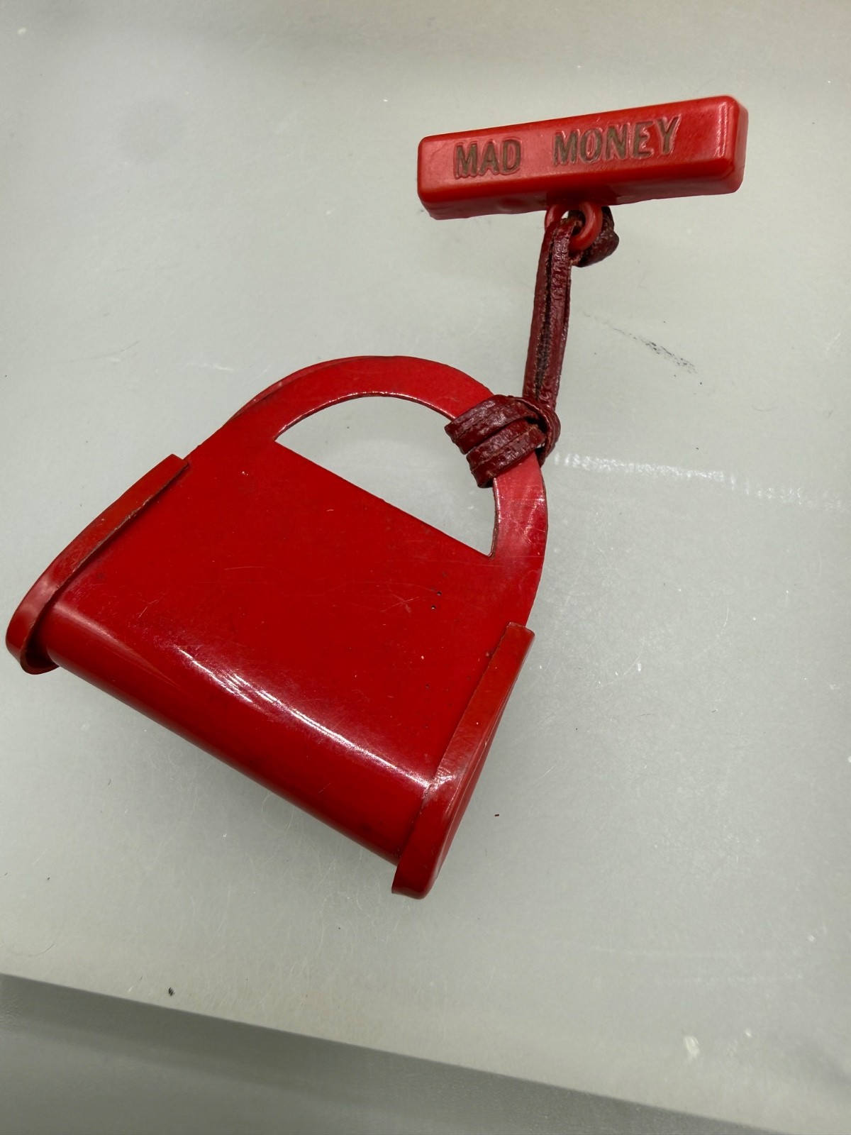 VINTAGE ESTATE MID CENTURY CELLULOID RED BAR PURSE MAD MONEY PIN BROOCH