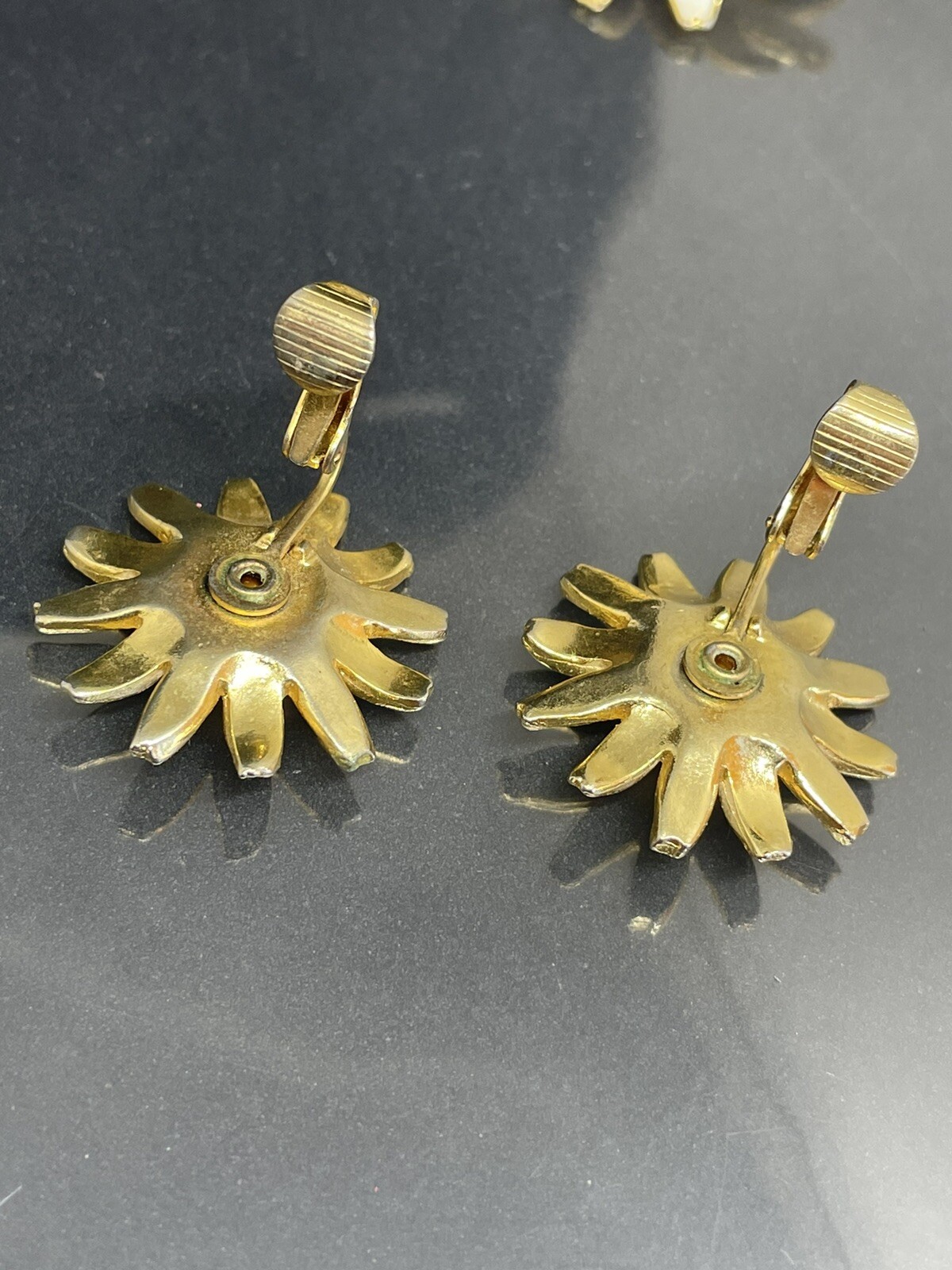 VTG Weiss Retro Daisy GoldTone White Yellow Enamel Brooch Clip On Earrings Set