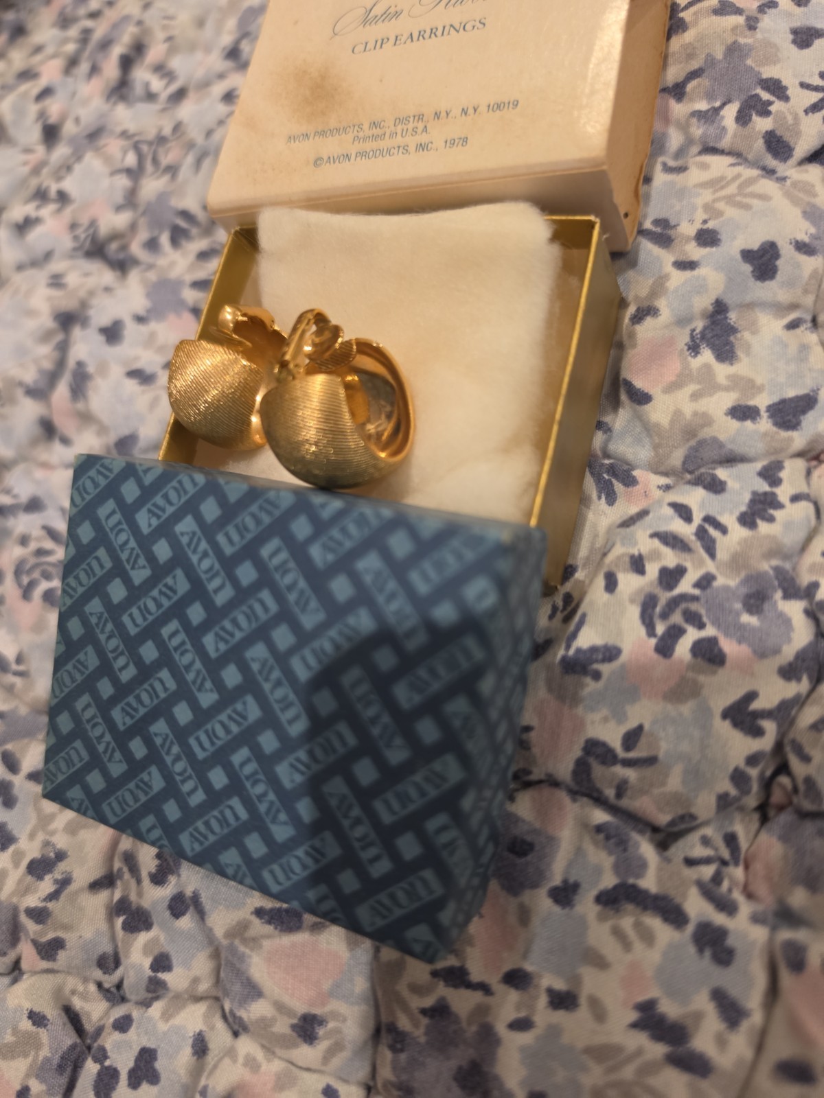 Satin Ribbons Clip Earrings Vintage Avon Fashion Accents 1978 Gold Tone Wide