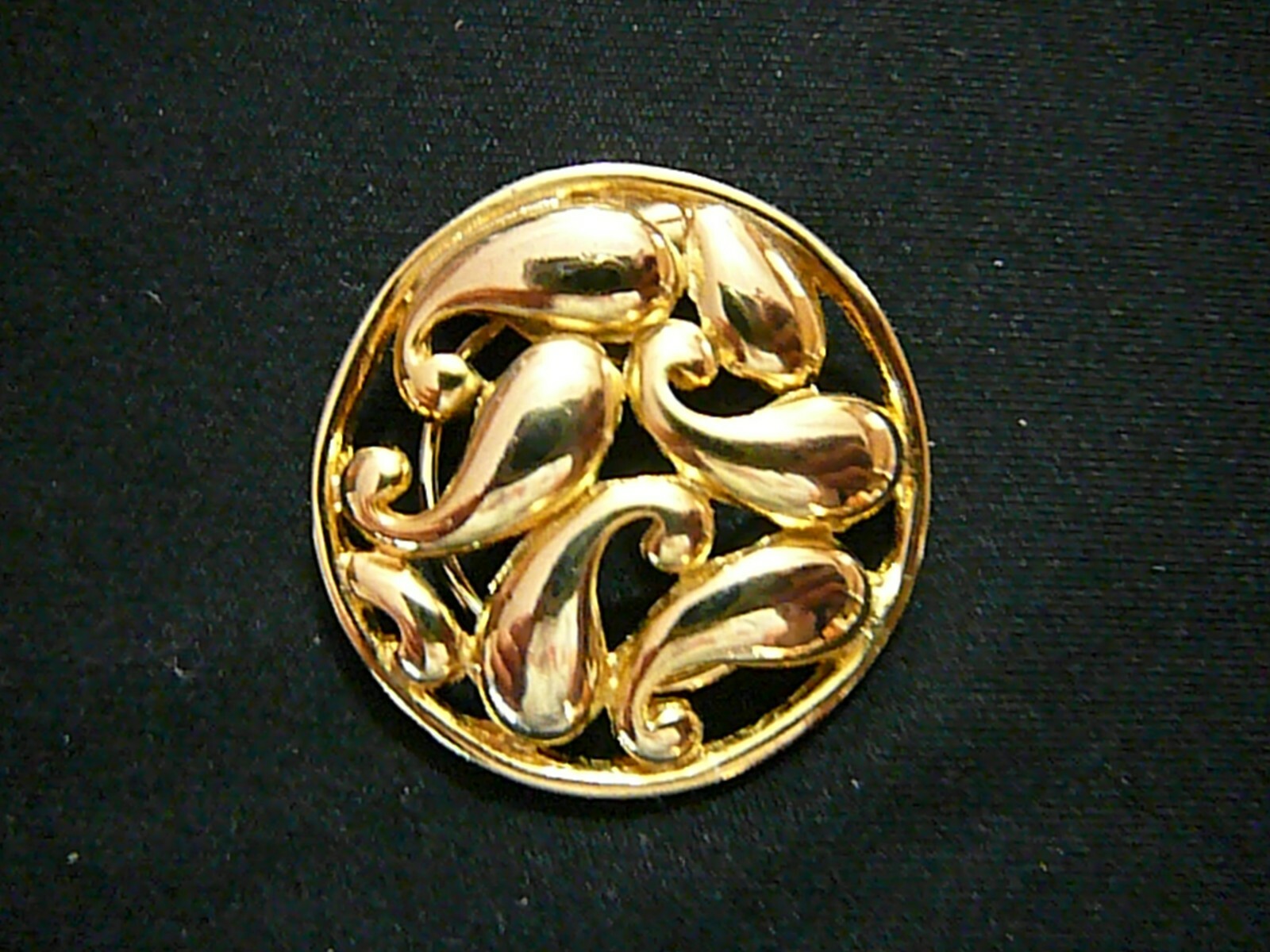 Vintage Scarf Clip Bright Gold Tone, Very Beautiful, Great Design 1 1/2″ Across