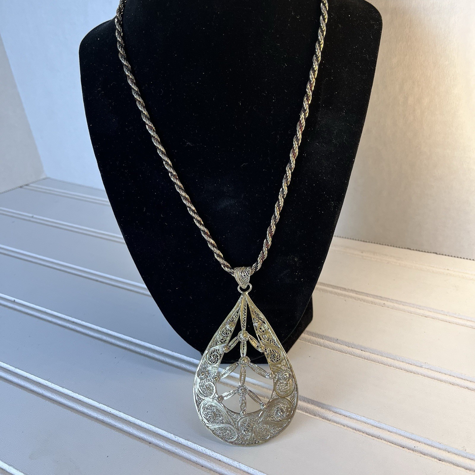 Vintage 1970s Cannetille Filigree 3.5” Pendant Twisted Rope Chain 18” Necklace