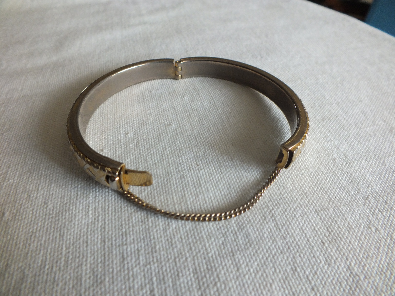 Beautiful Clasp Bracelet Gold Tone Texture Safety Chain 2 3/8 Across 3/8″ Wide