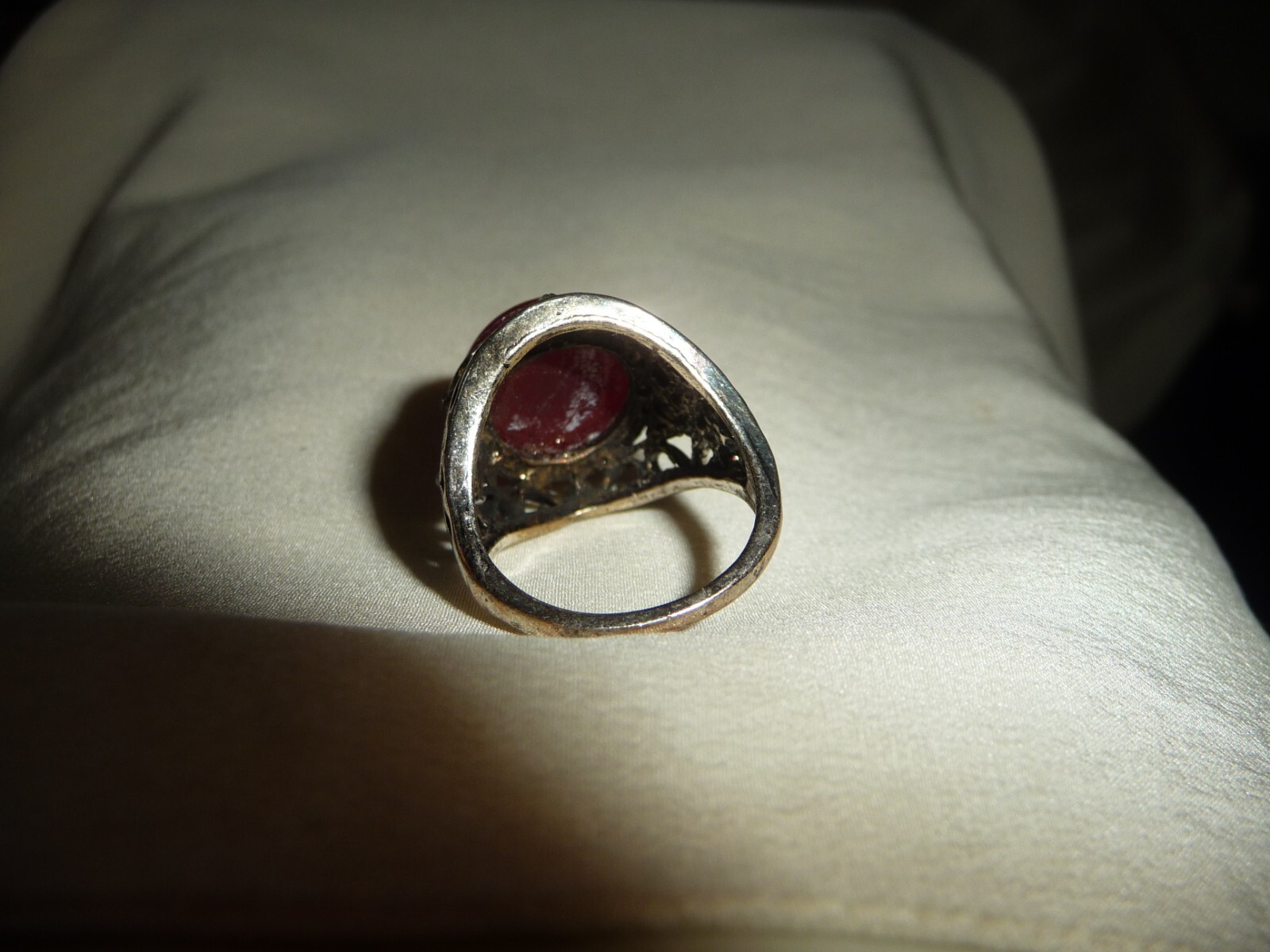 SILVER TONE FILIGREE BAND w RED CENTER STONE Sz 6 3/4 – 7 #19/11AB