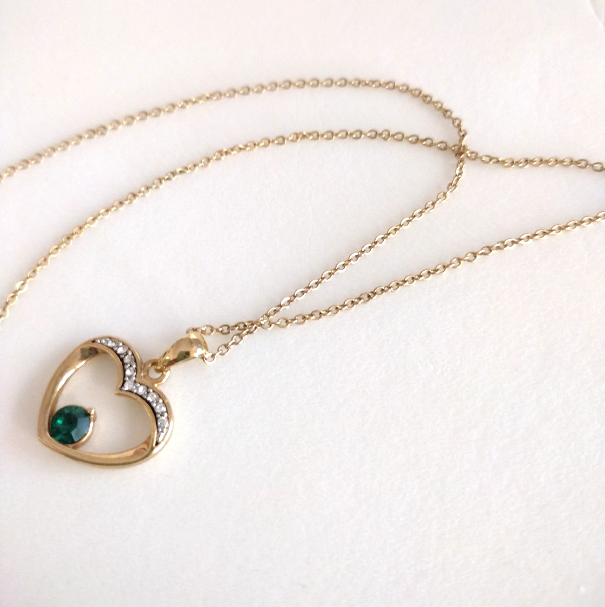 Vintage Emerald Crystal Heart Necklace Gold Tone Diamond Cut Chain 18″