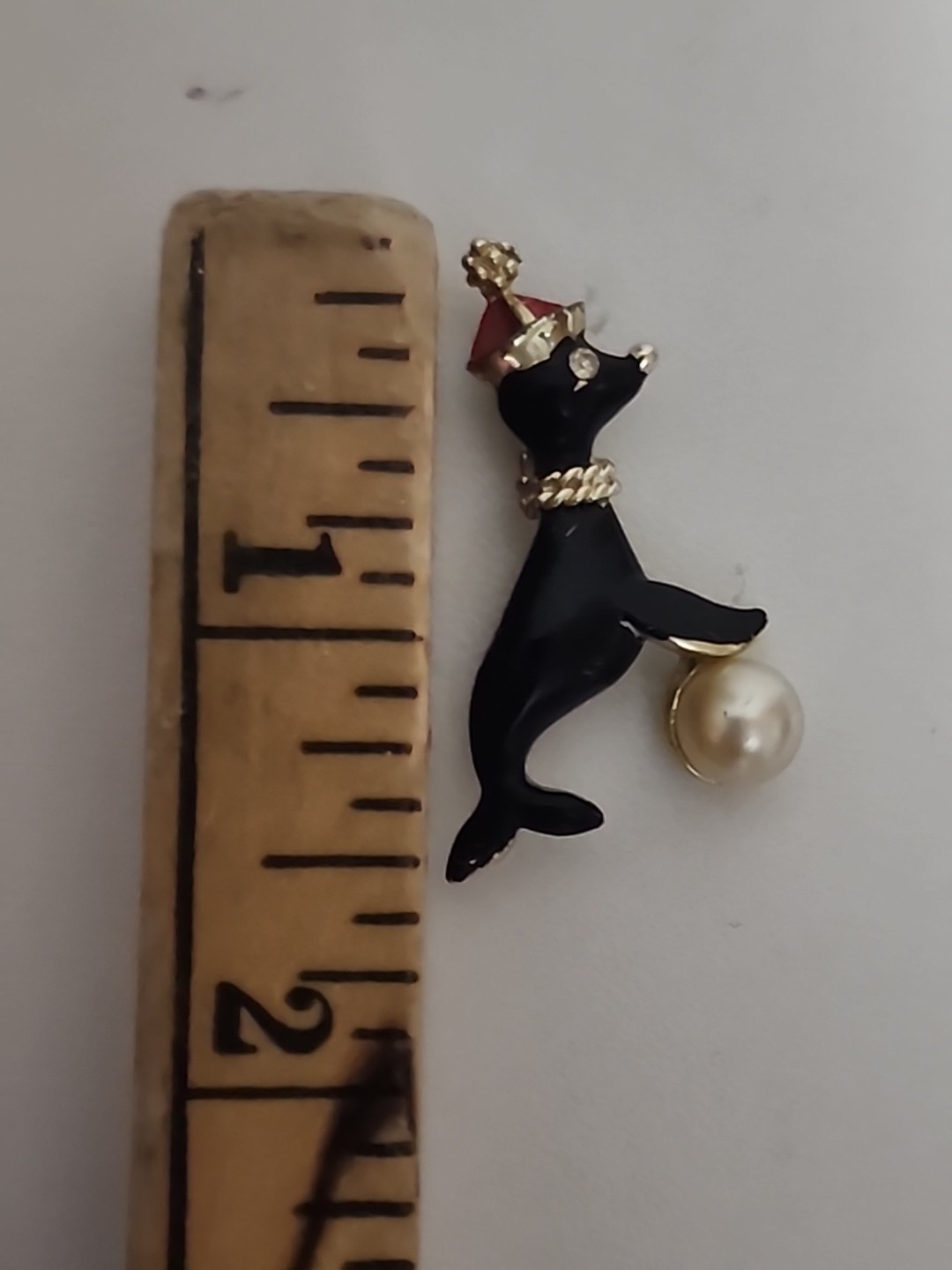 D2-3537 VINTAGE BROOCH SILVER PIN 1.5″ ANIMAL RHINESTONE ENAMEL SEAL