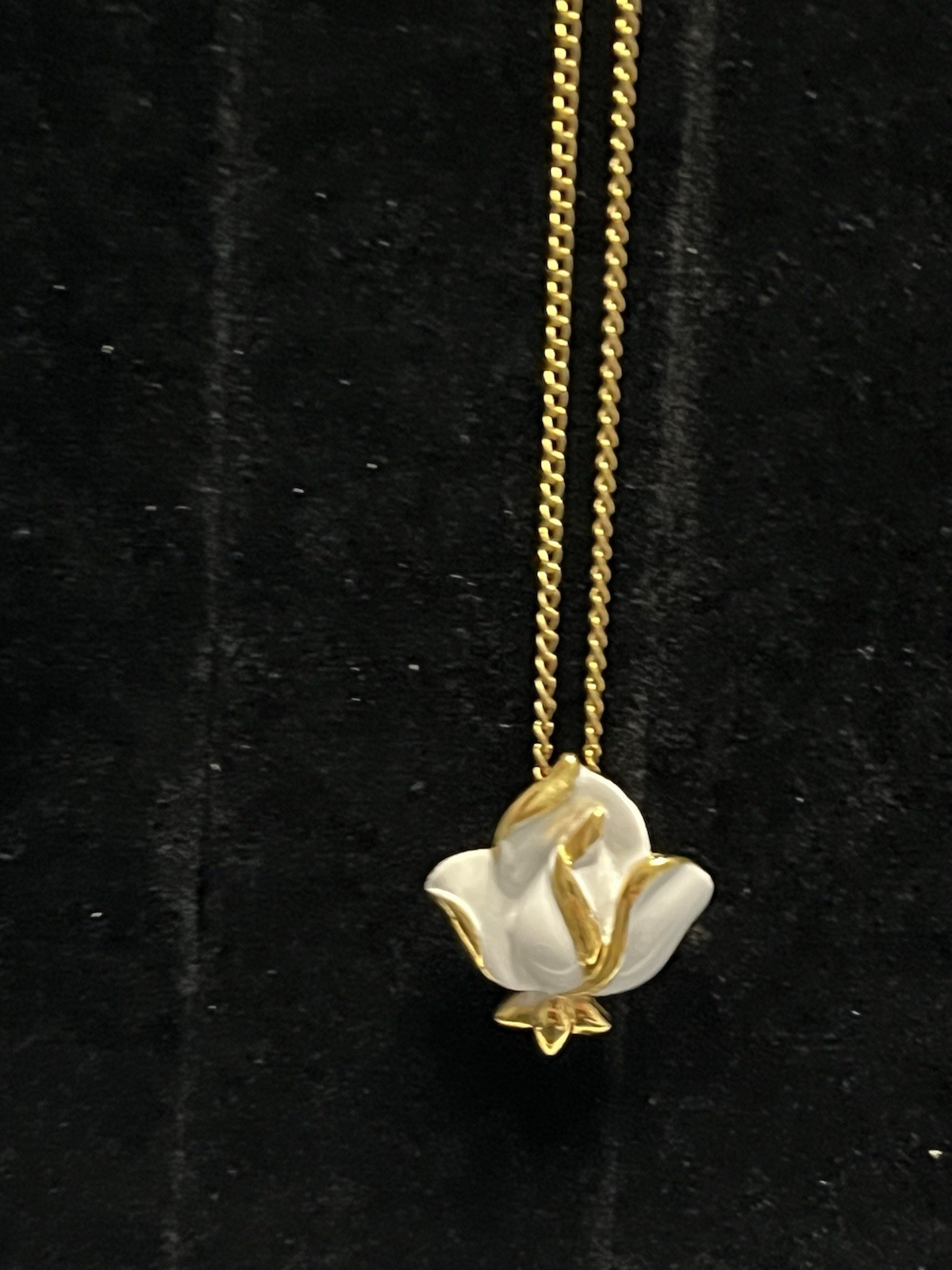 Gorgeous Trifari Vintage Gold Tone White Enamel Rose/Flower Pendant Necklace