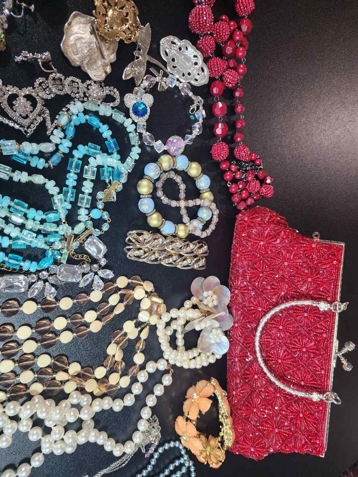 Vintage jewelry set of 26 in vintage purse