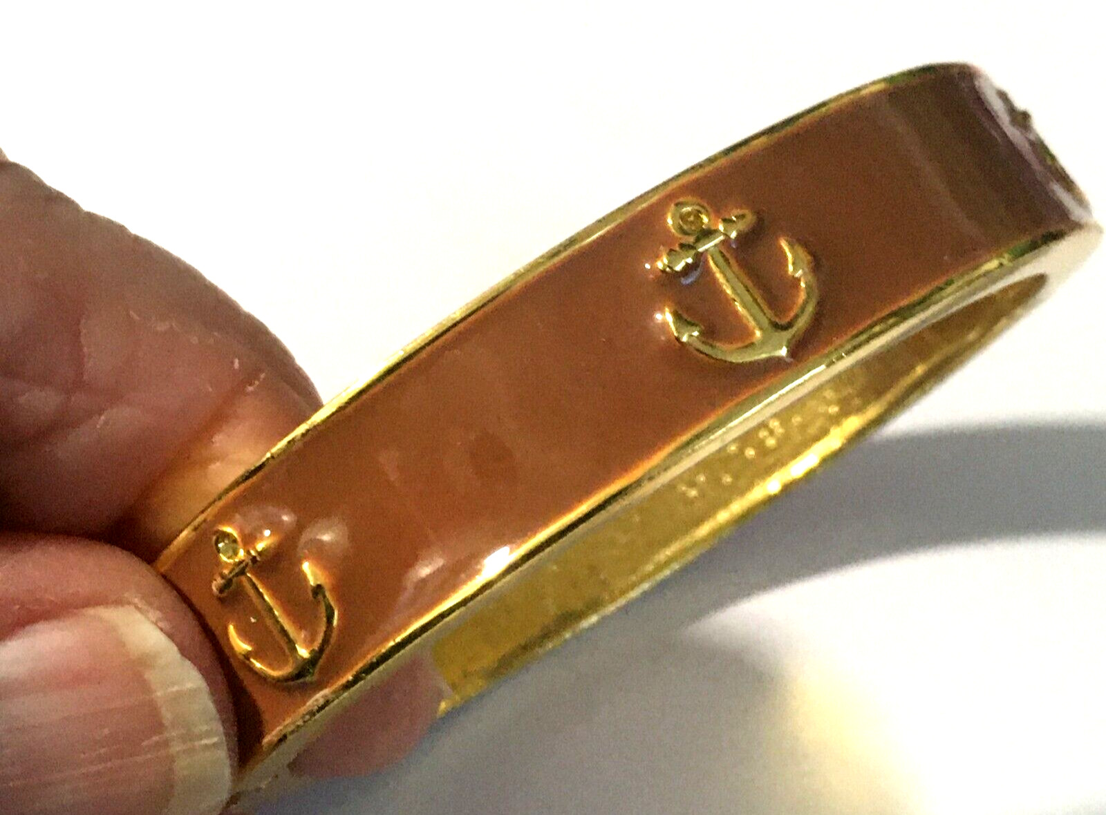 VINTAGE MAUVE ANCHOR HINGED BRACELET GOLD TONE 2 3/8″ DIAMETER
