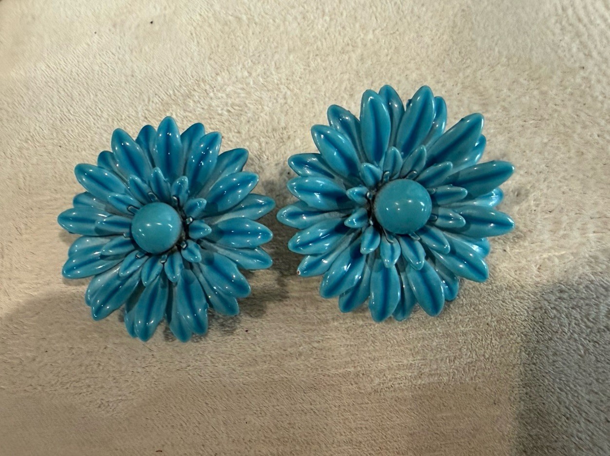 VINTAGE BLUE ENAMEL METAL DAISY FLOWER POWER CLIP-ON EARRINGS