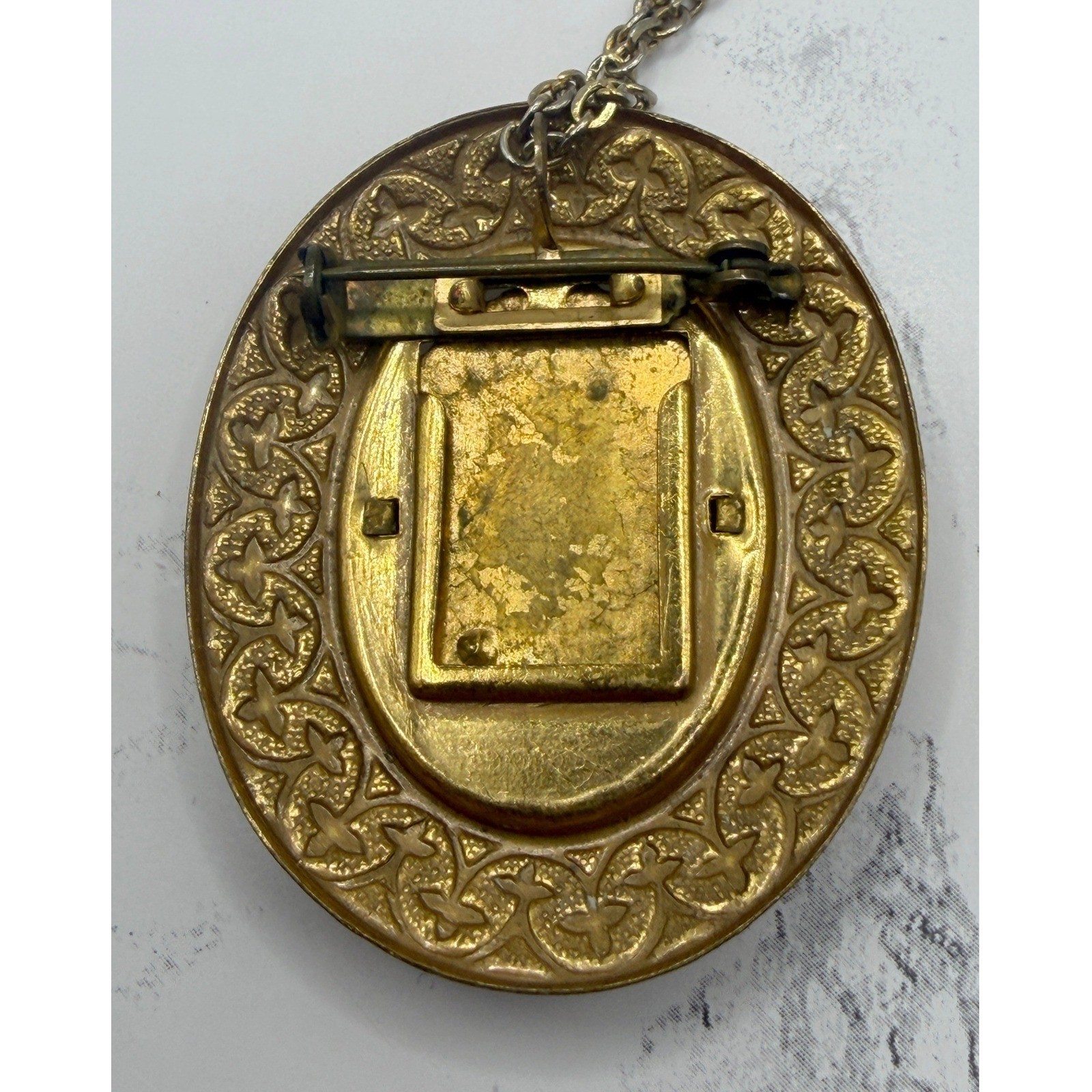Vintage Large Portrait Cameo Pendant Brooch 2″ Ornate Gold Tone 18″ Chain