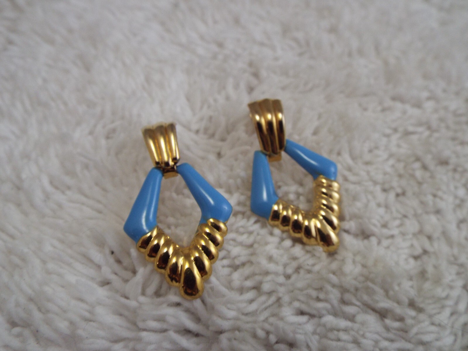 Goldtone Blue Pierced Earrings (A53)