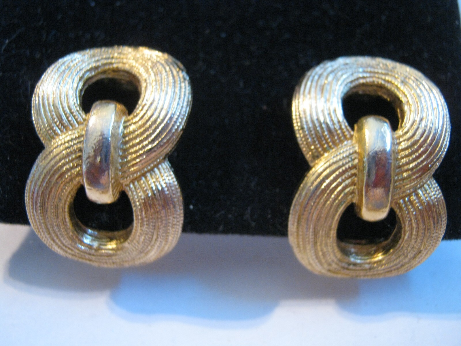 ORENA Paris (1977-2005) Golden Hoops w/ Red Enamel Panels 1″ Clip-On Earrings