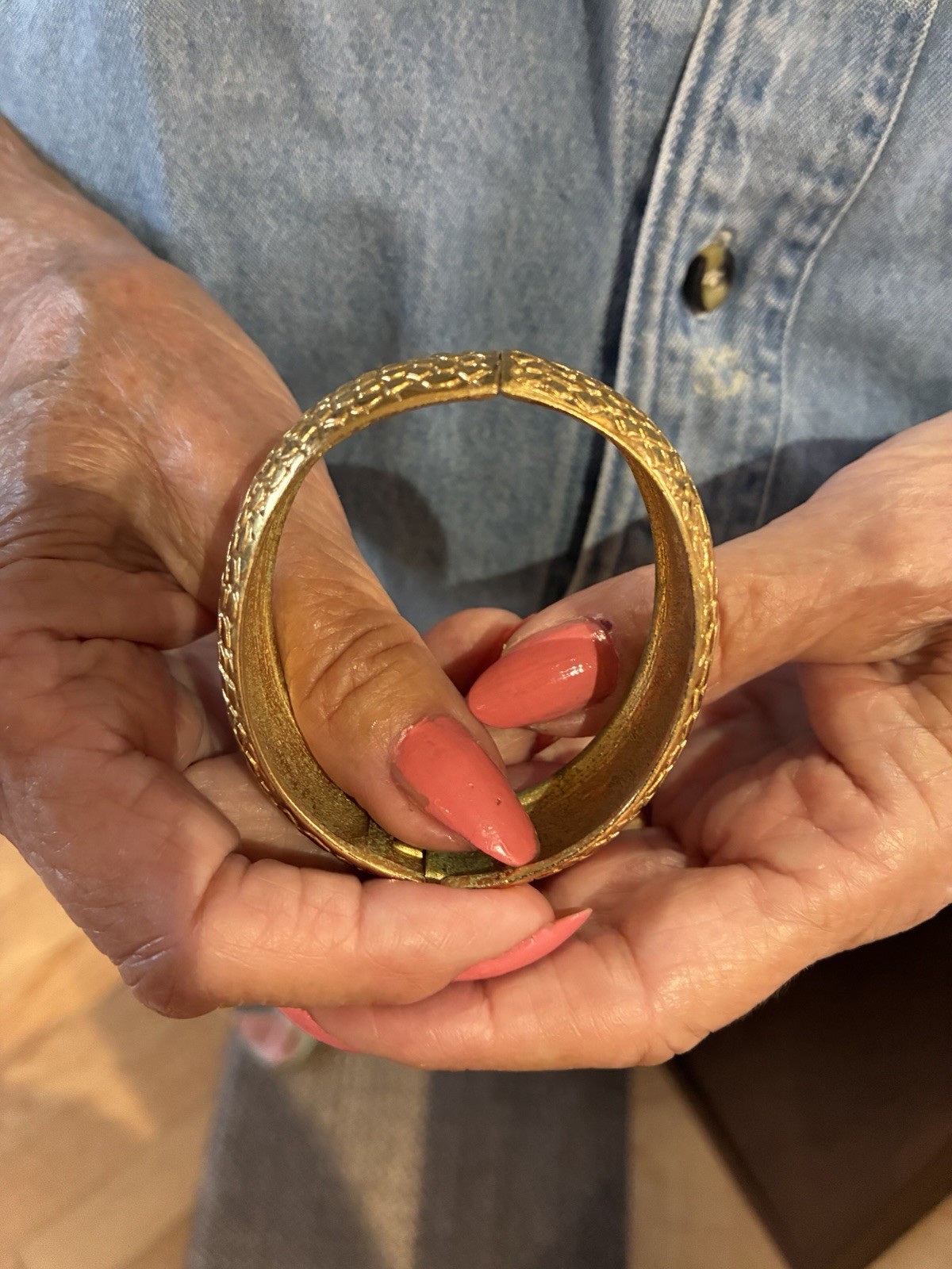 8″ MONET GOLD COLORED METAL BRACELET opens to put on wrist