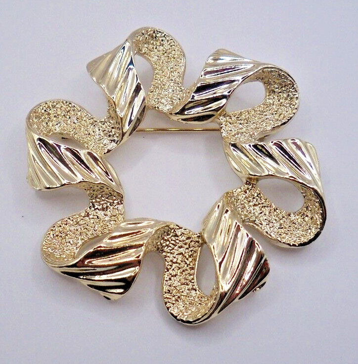 Vintage Sarah Coventry Gold Tone 2.5″ Textured Swirl Ribbon Brooch Pin