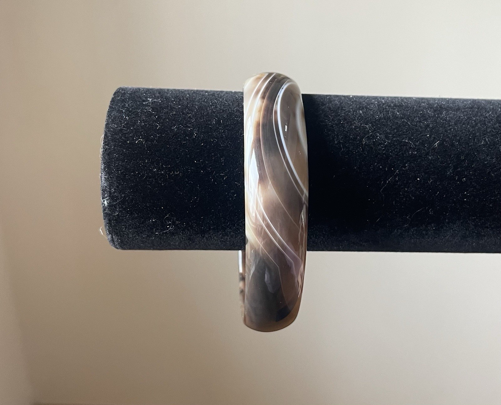 Vintage 1980’s Beautiful Polished Stone Bangle Bracelet In Marbled Brown & White