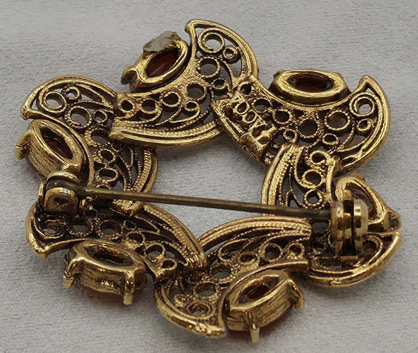 Beautiful Vintage Tacoa Goldtone Round Wreath Brooch With Carmilen Stones.