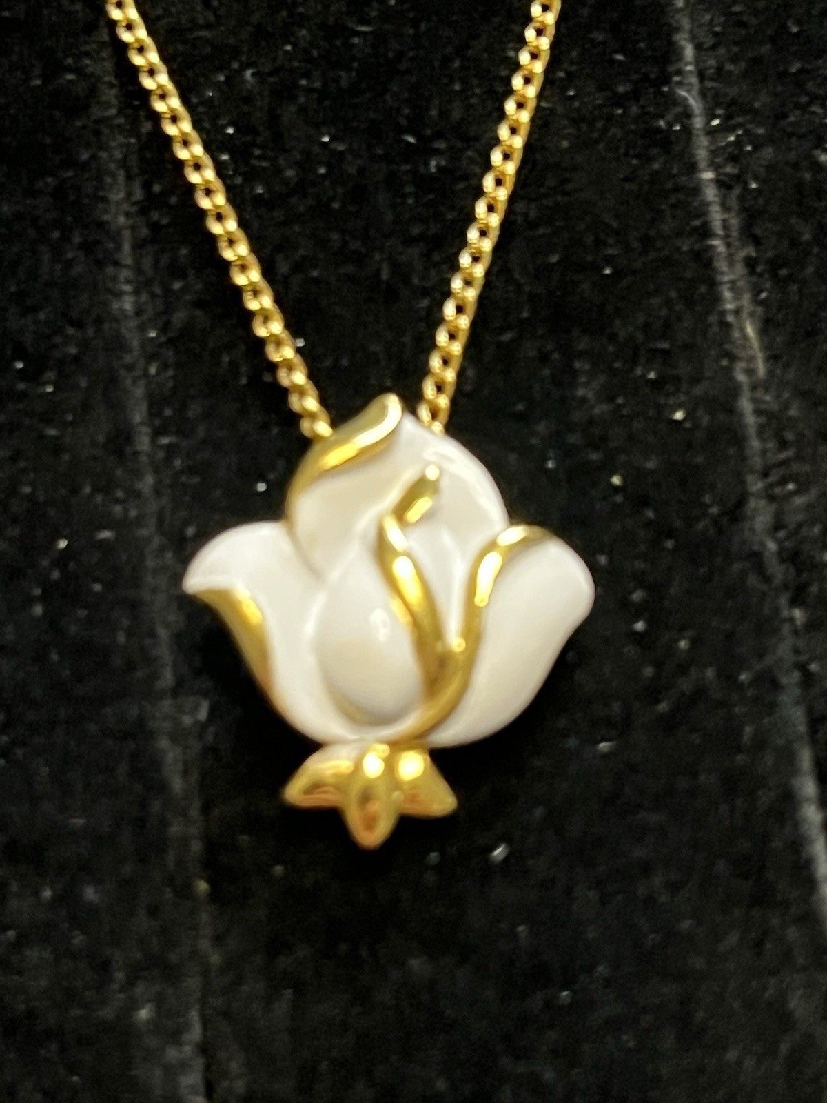 Gorgeous Trifari Vintage Gold Tone White Enamel Rose/Flower Pendant Necklace
