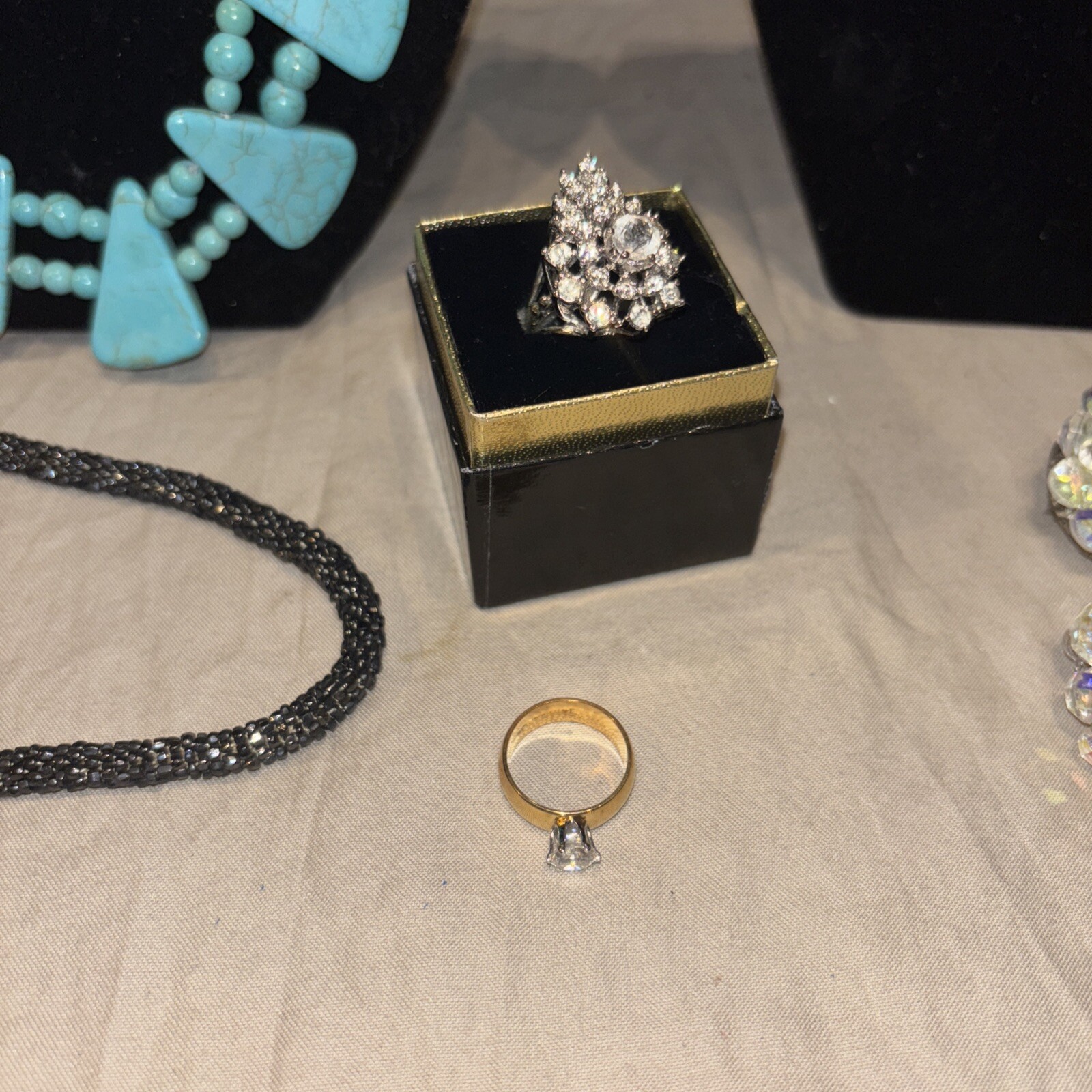 40 PIECE LOT VINTAGE COSTUME JEWELRY: NECKLACES, RINGS, PENDANTS, ETC AUCTION #8