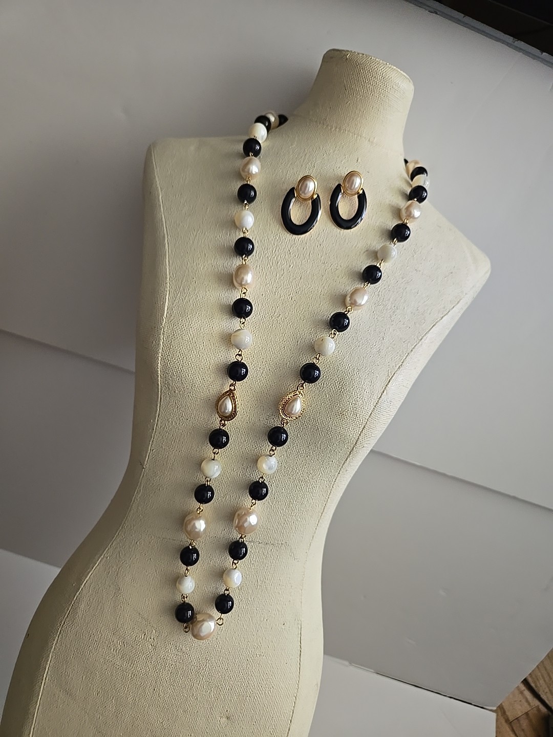 Vtg Liz Claiborne Goldtone Faux Pearl White Black Bead Necklace Earrings Post