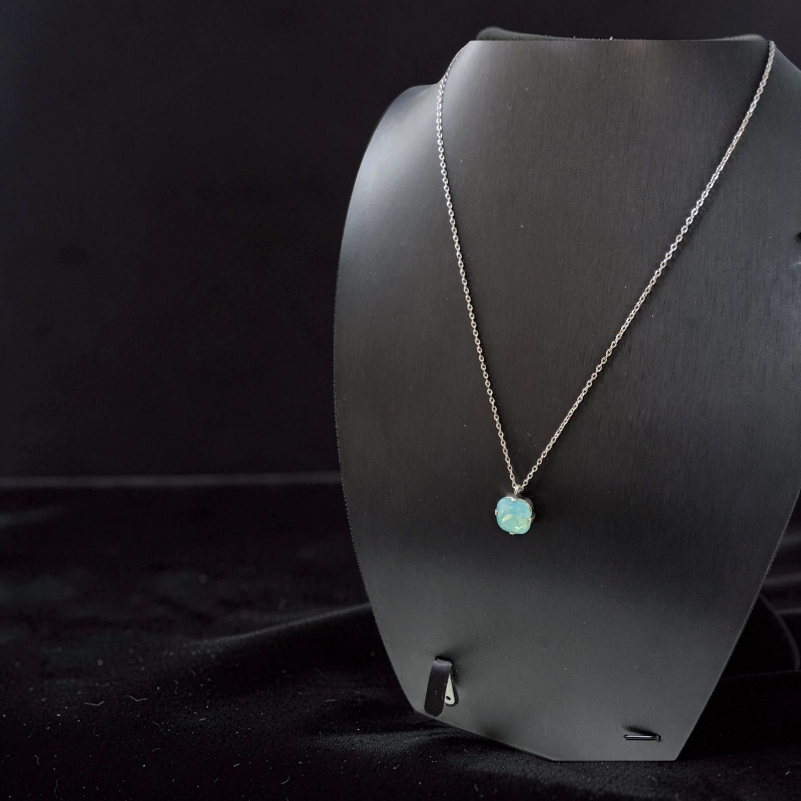 Vintage Kriker de Jewelry Co Beautiful Moonstone 9.5″ necklace.