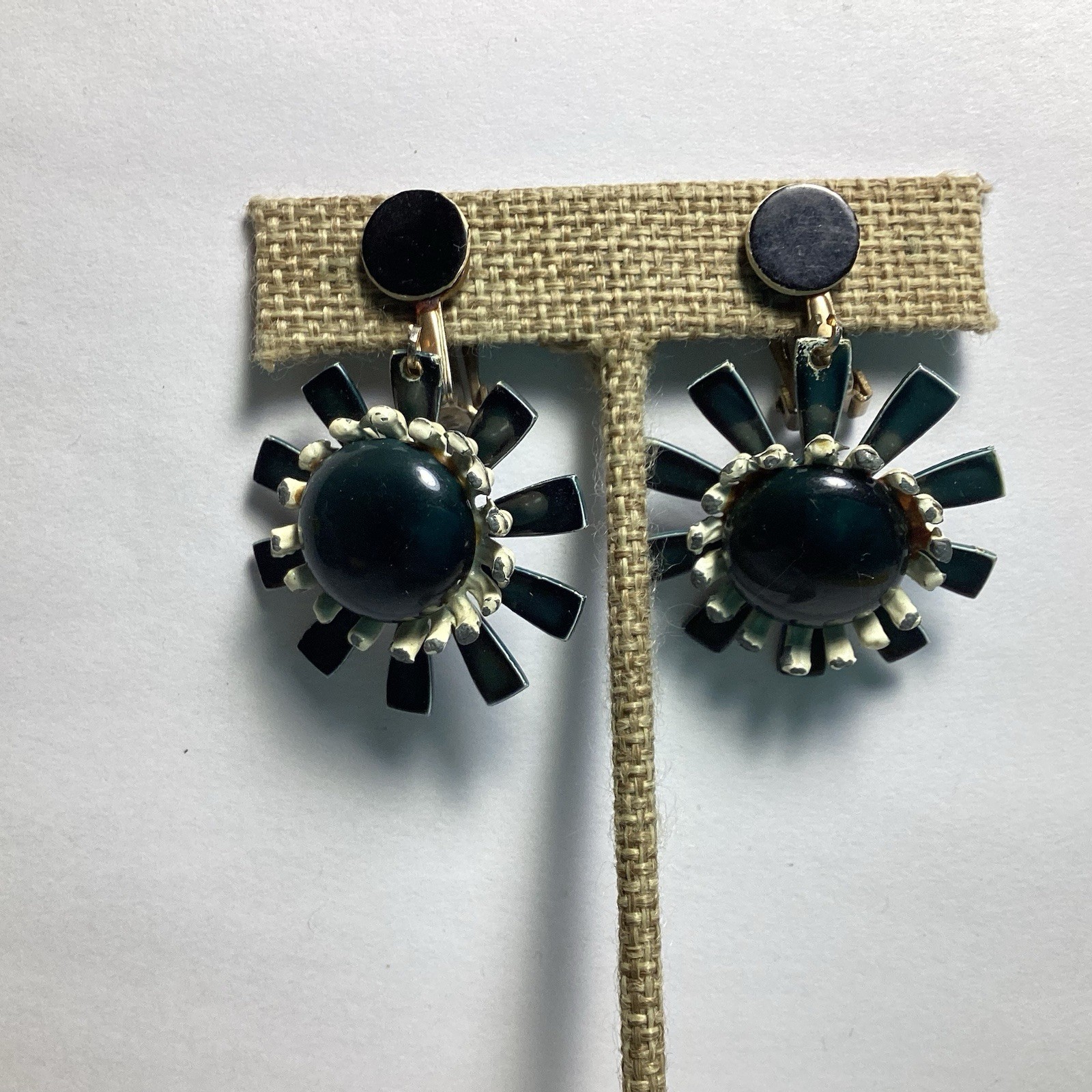 RETRO SIXTIES BLACK & WHITE DAISY CLIP-ON DROP DANGLE EARRINGS PLASTIC