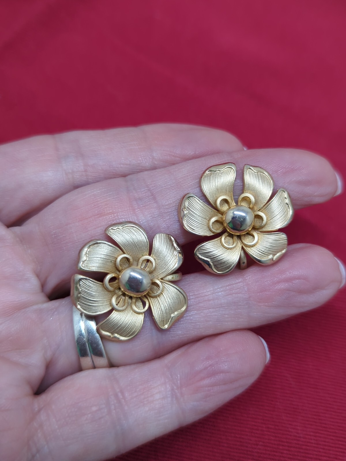 Flower Brooch & Screw Back Earring Set Gold Tone 1950’s-60’s Classic MCM