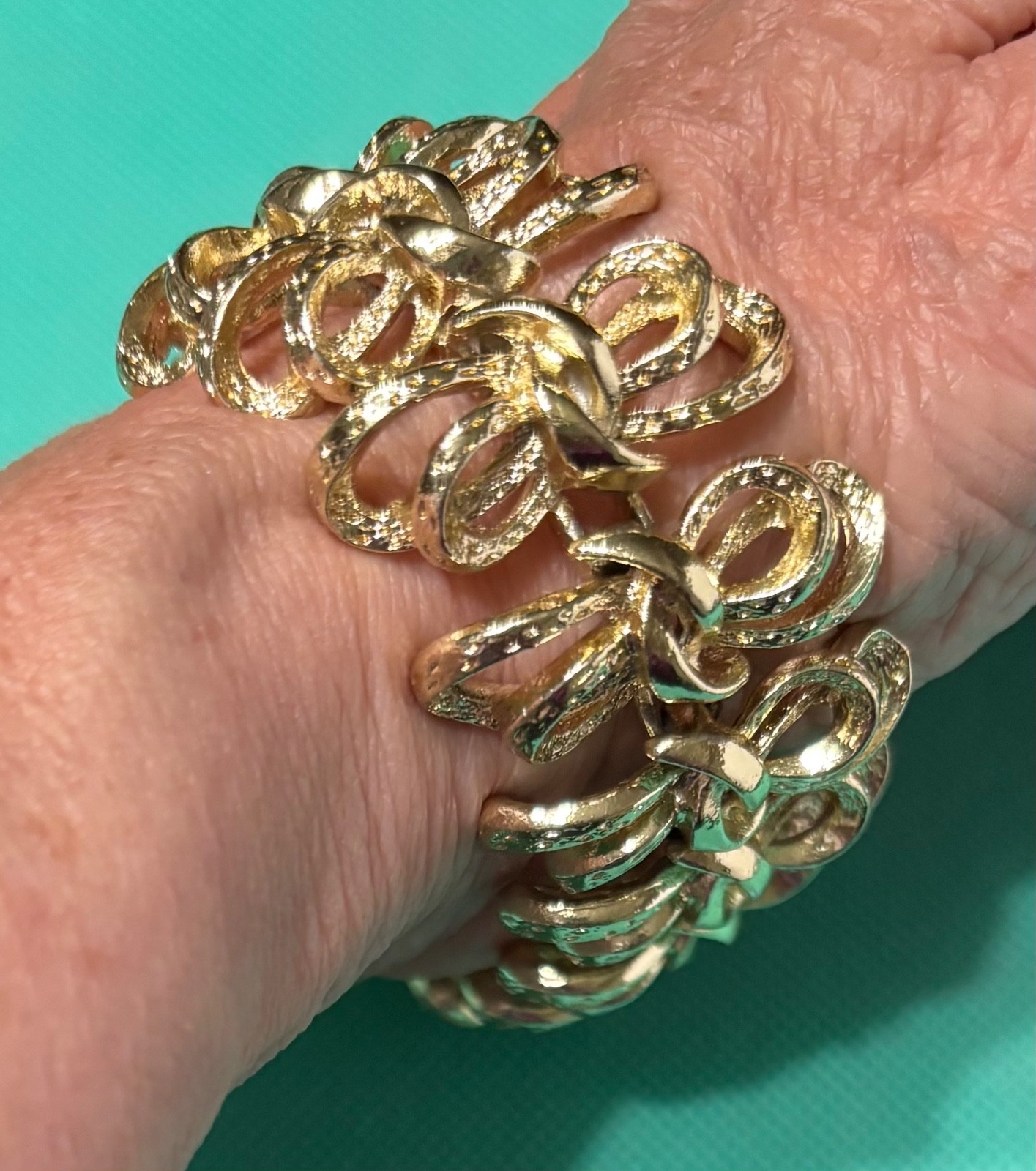 Coro Pegasus Bracelet Vtg Gold Tone Textured Bows Ribbons Design Approx 7 Inches
