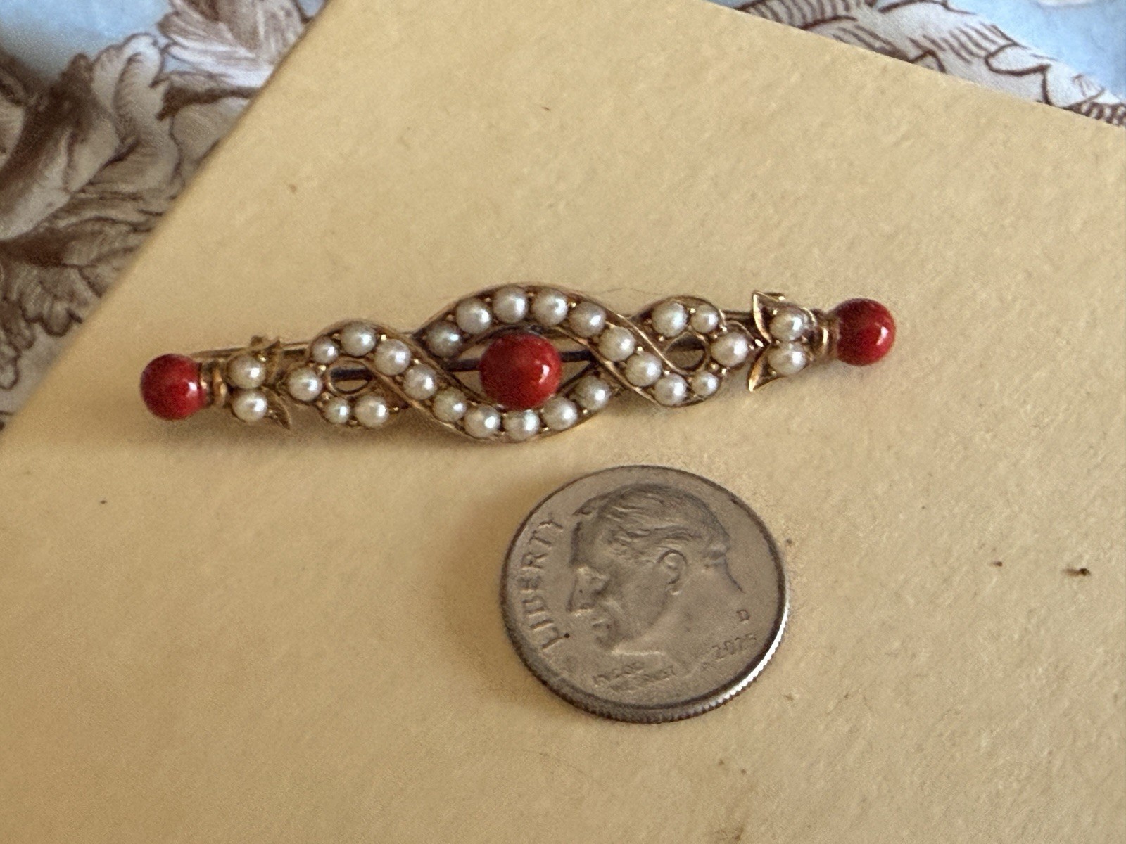ANTIQUE 15K GOLD, SEED PEARL & CORAL RED ENAMEL KNOT BAR BROOCH c1890 VICTORIAN