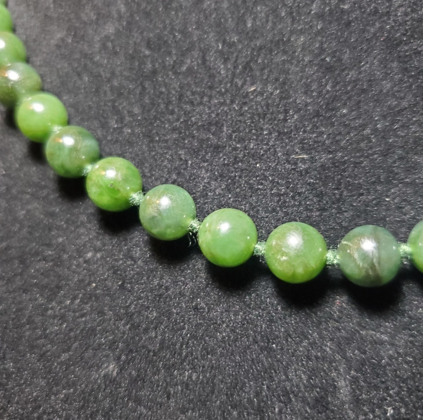 Vtg Hand-Knotted Spinach Green Nephrite Jade Beaded 18″ Fishhook Clasp Necklace