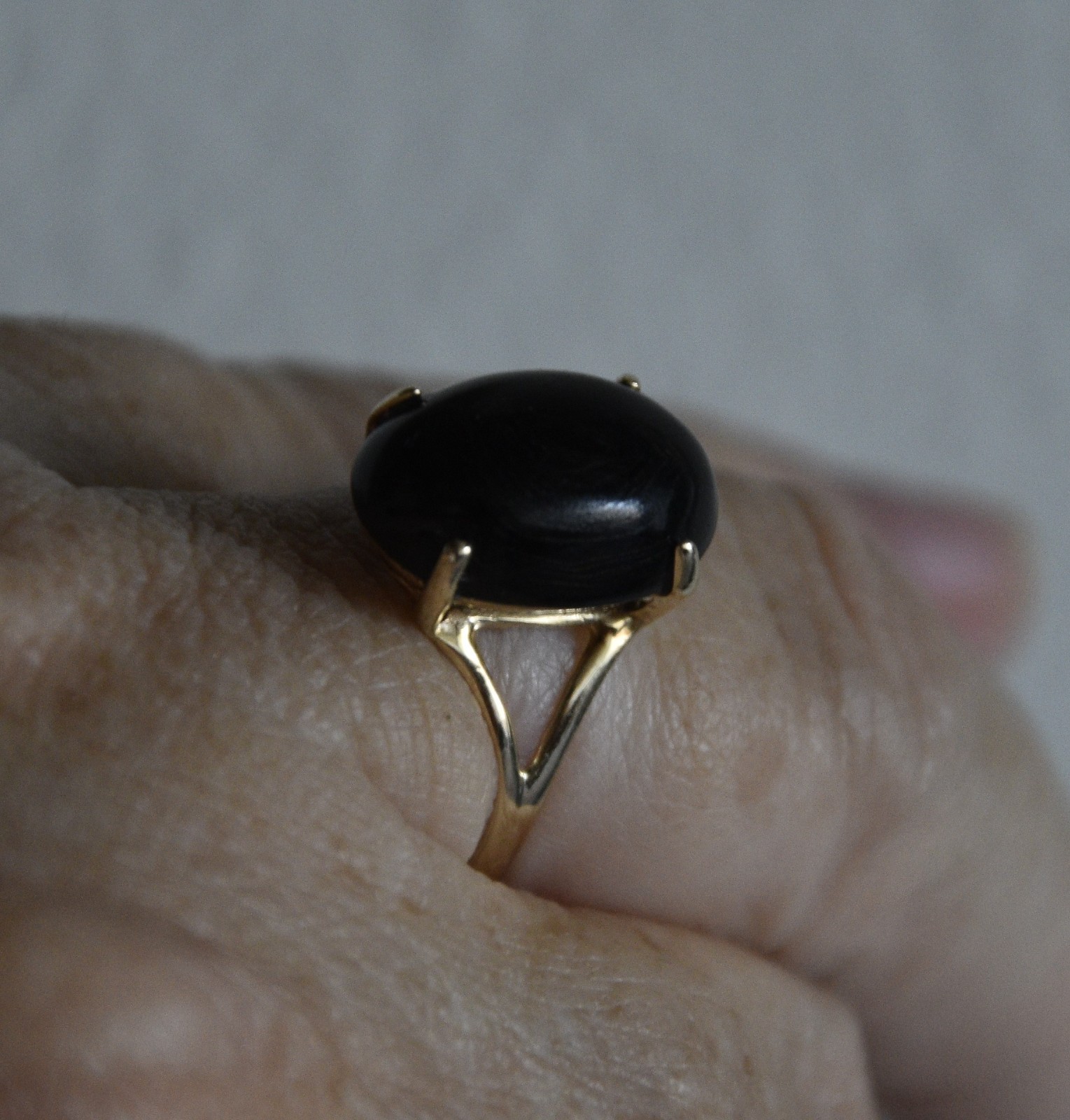 Vintage 2.2 gr. 14K Yellow Gold Prong Set Black Coral Ring Size (6)