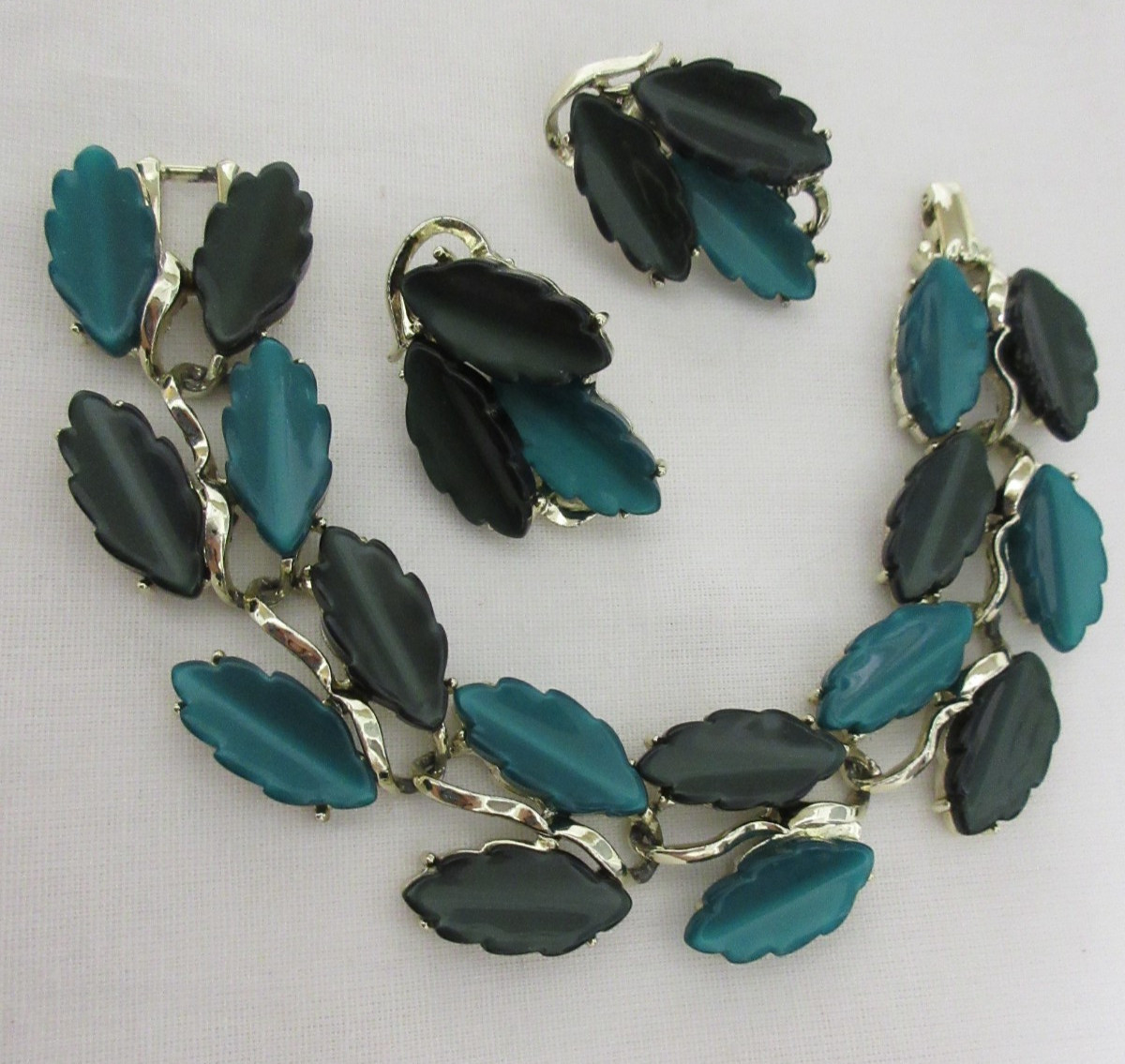 Vintage Gold Tone Light and Dark Green Thermoset Bracelet & Clip-On Earrings