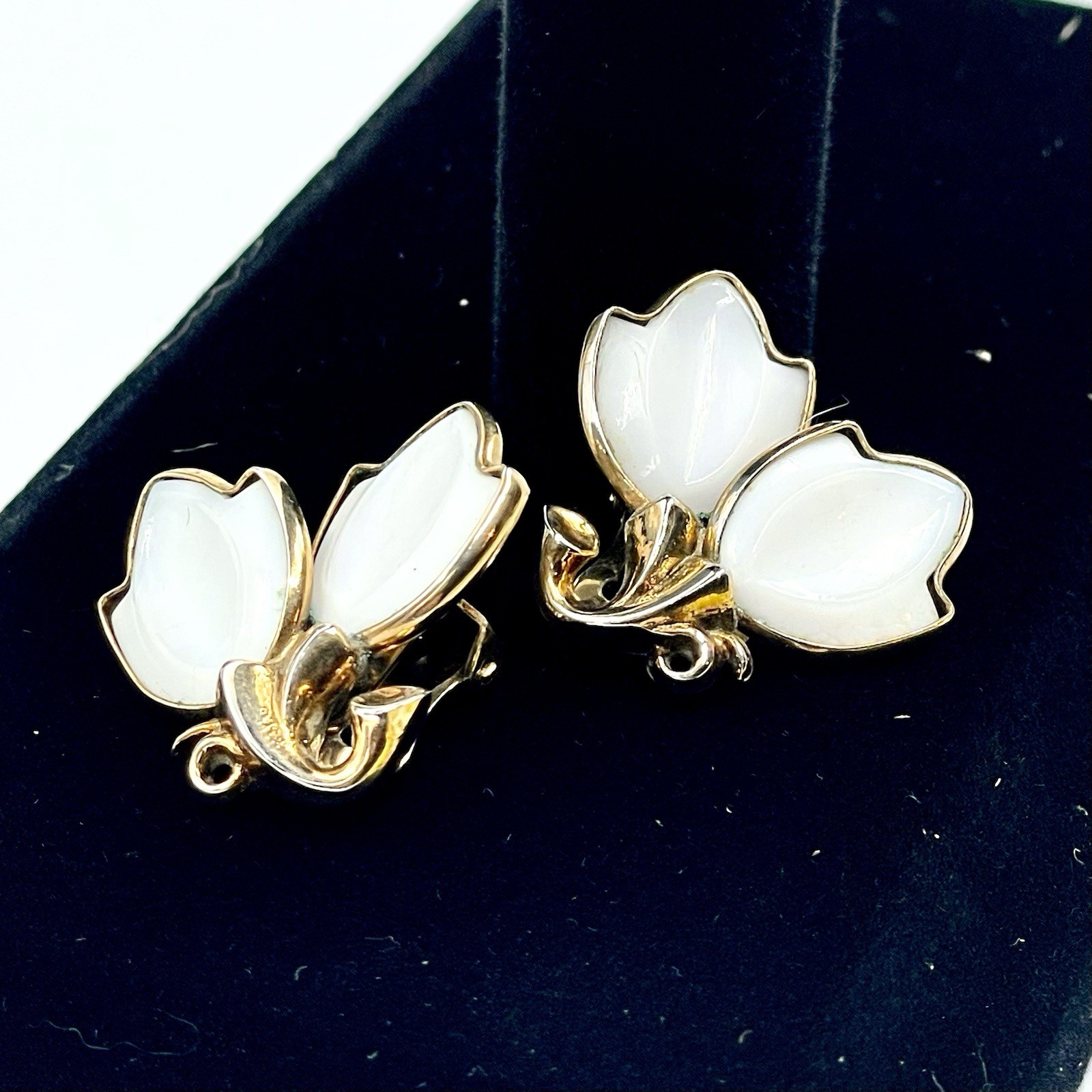 Vintage Crown Trifari Pat Pend Milk Glass Floral Bracelet Clip On Earrings Set