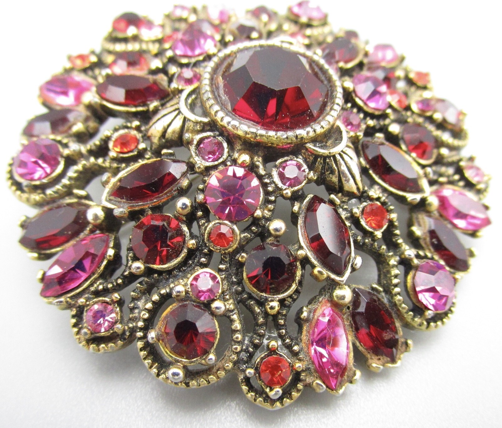 UNUSUAL HOLLYCRAFT GOLTONE RED FUCHSIA RHINESTONE CLUSTER BROOCH PIN