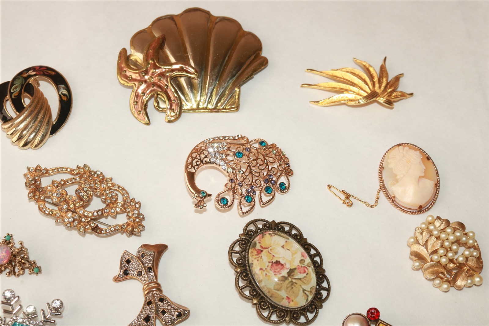 LOT OF 20 DIFFERENT VINTAGE TO MODERN BROOCHES PINS – Lot #8
