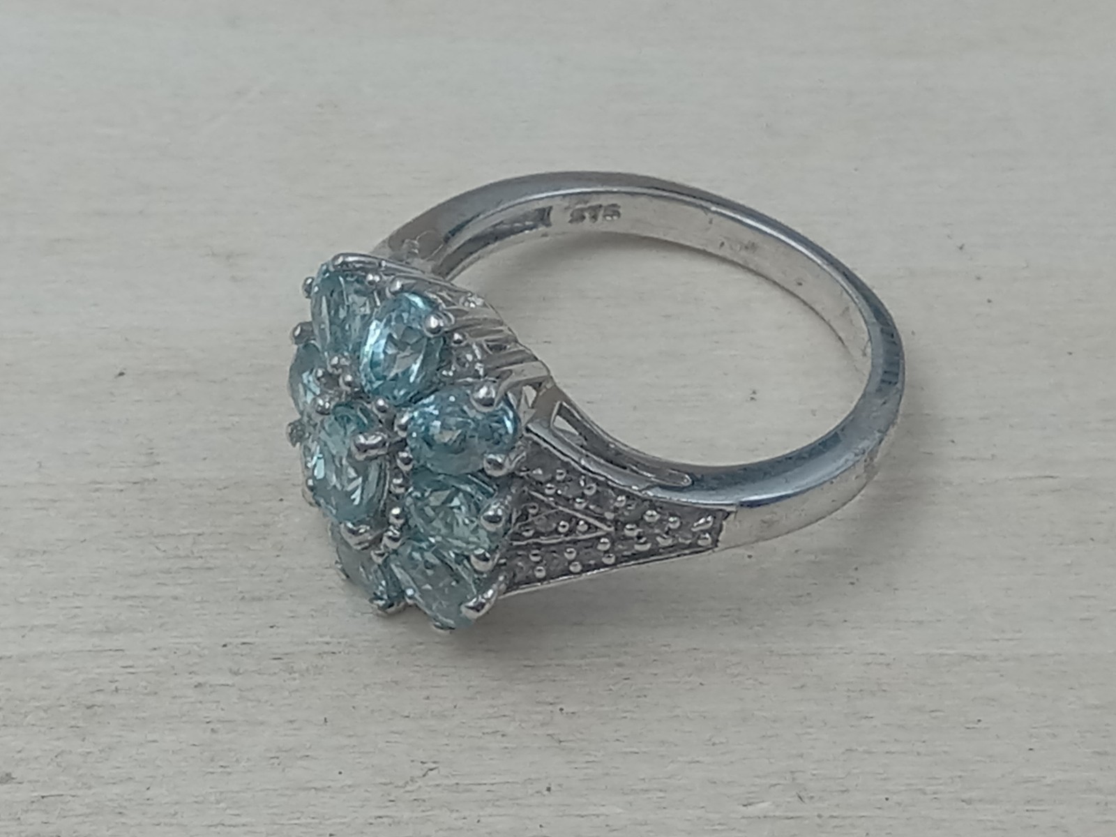 Fabulous Sterling Silver Ring w. 9 Blue Topaz & Clear Accent Stones: Size 6