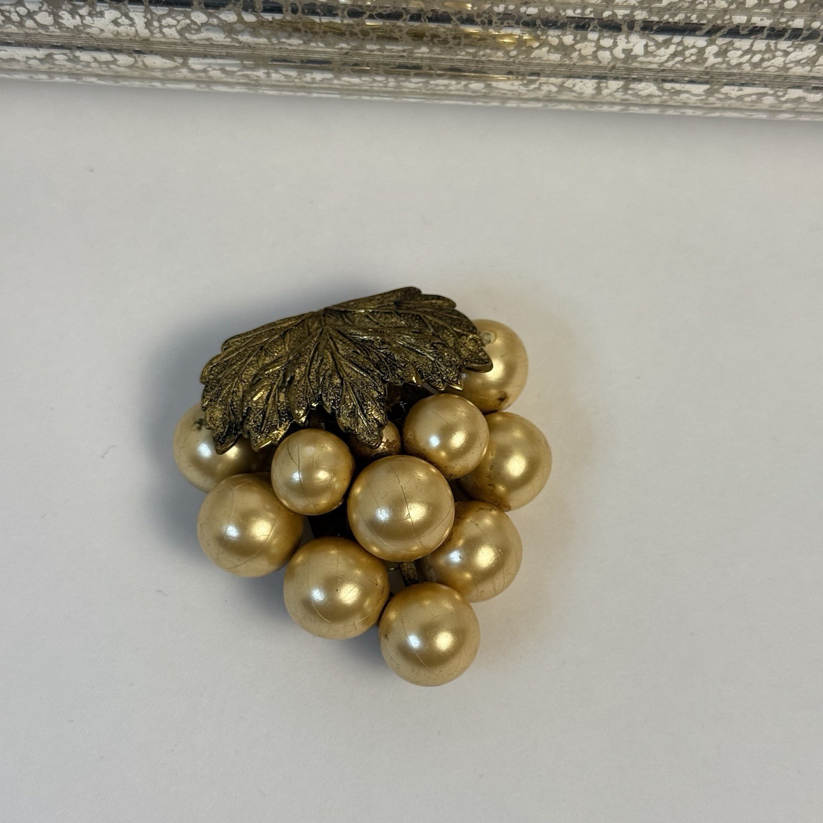 Vintage Gold Tone Bunch Of Grapes Dress Scarf Clip Collectible 2in 0092