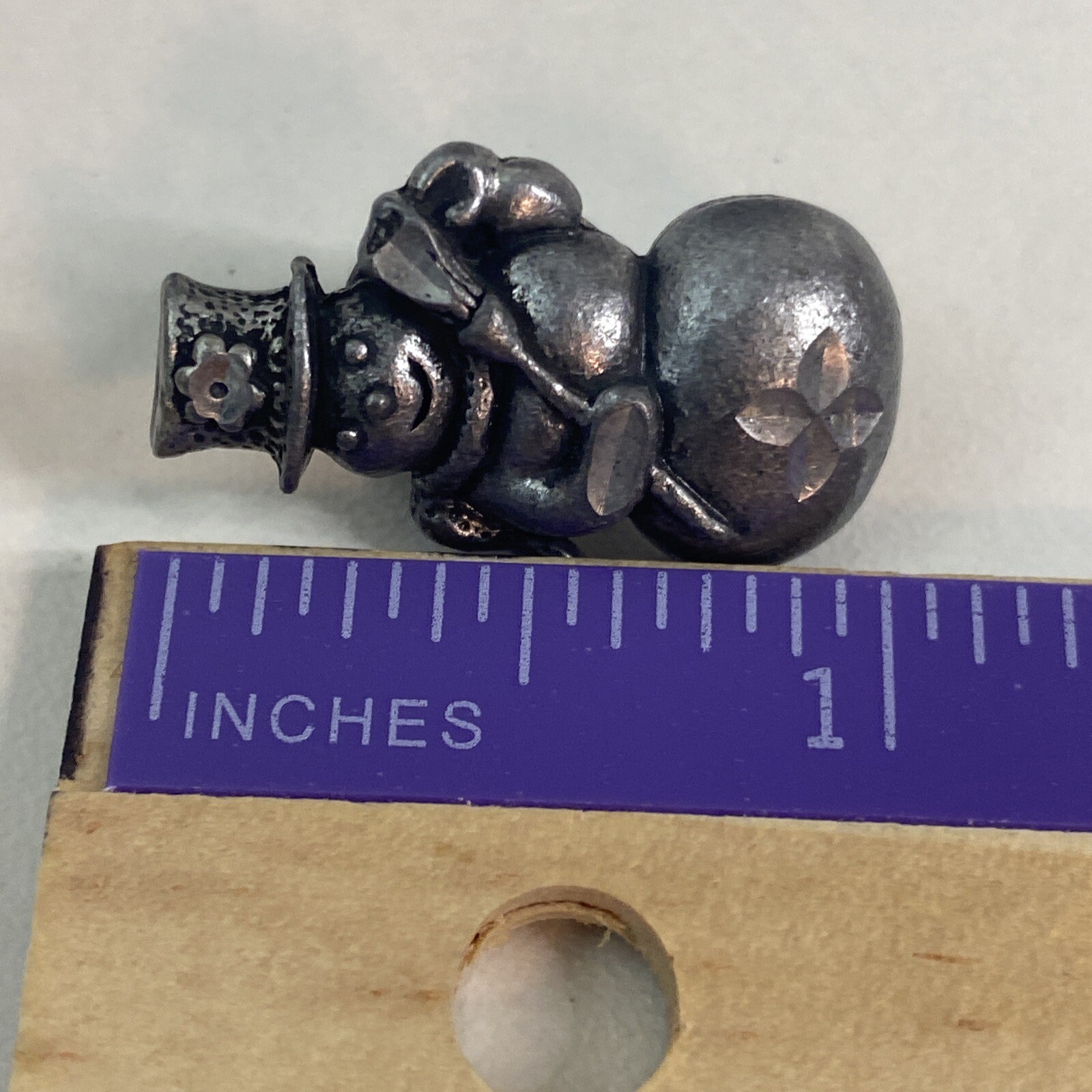 Snowman with Broom Pewter Silver Metal Color Tie Hat Lapel Pin Signed DM 99 VTG