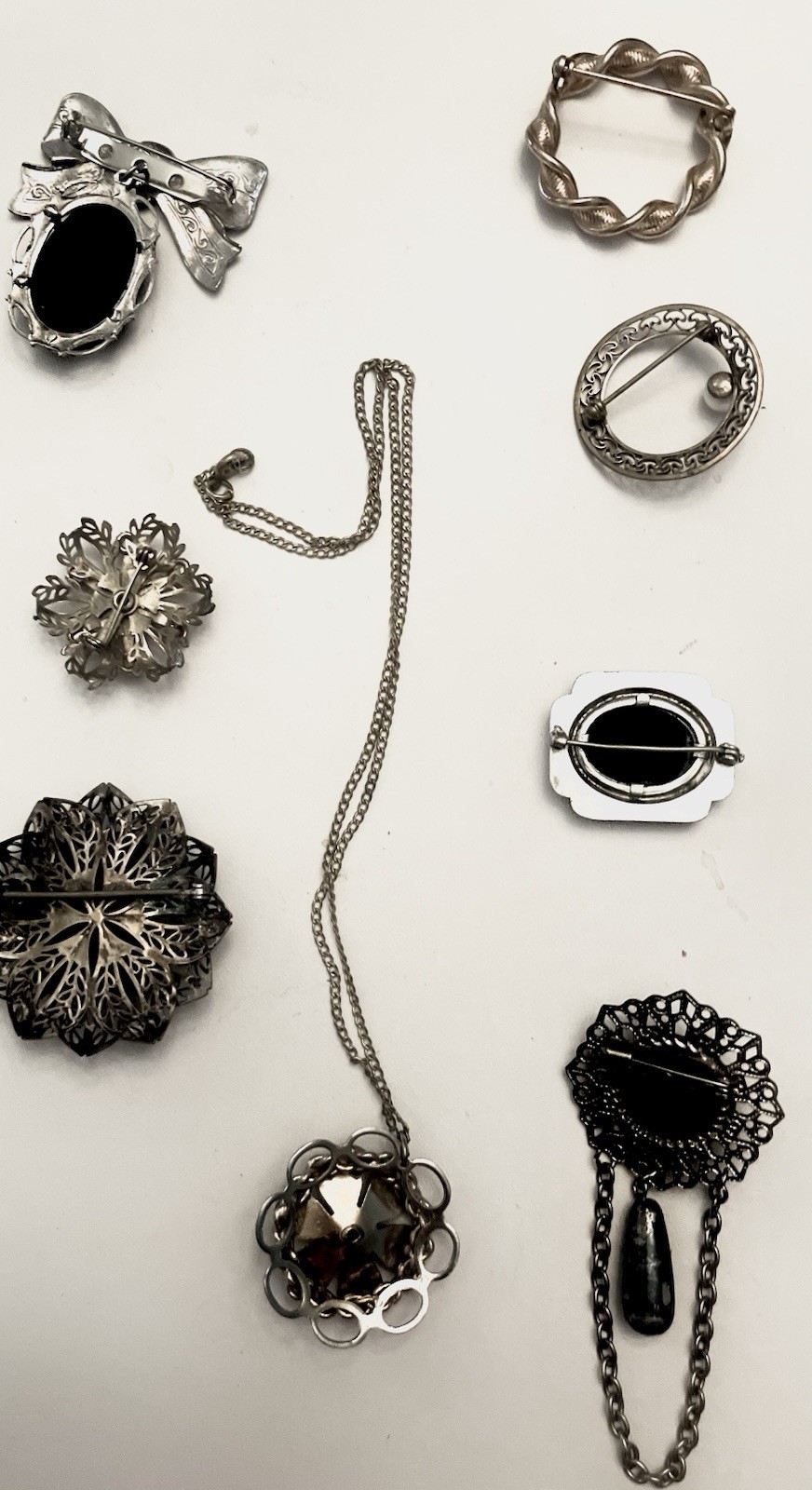 Small Collection of Lovely Unbranded Vintage Pins/Brooches/One Pendant/