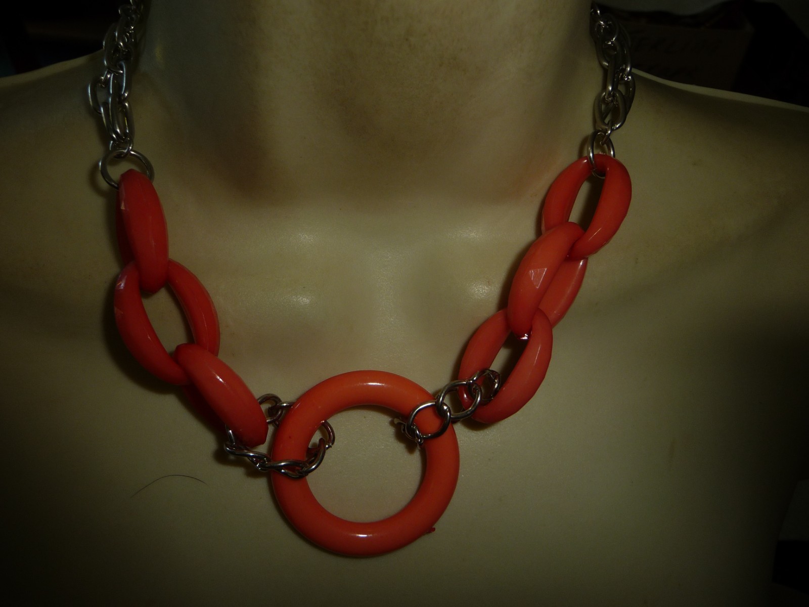 GWEN SIGNED GOLD TONE CHAIN W SALMON COLORED PLASTOC CIRCLES BINECKLACE #29/4